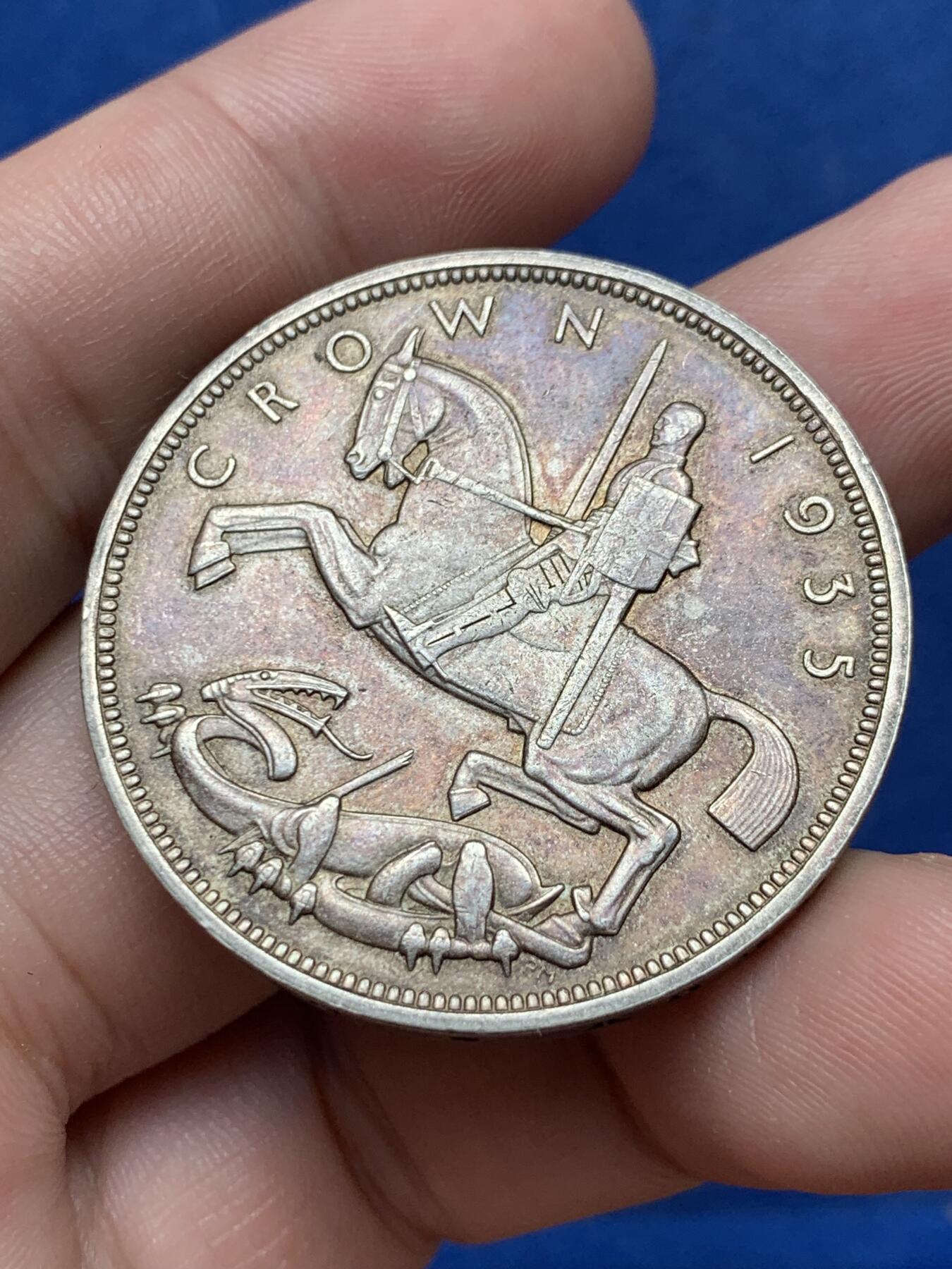 《竞宝斋》第292场- 周日，周一  2场连拍 （全场包邮） 英国1935年乔治五世木马剑银币 十分舒服的老包浆 值得拥有