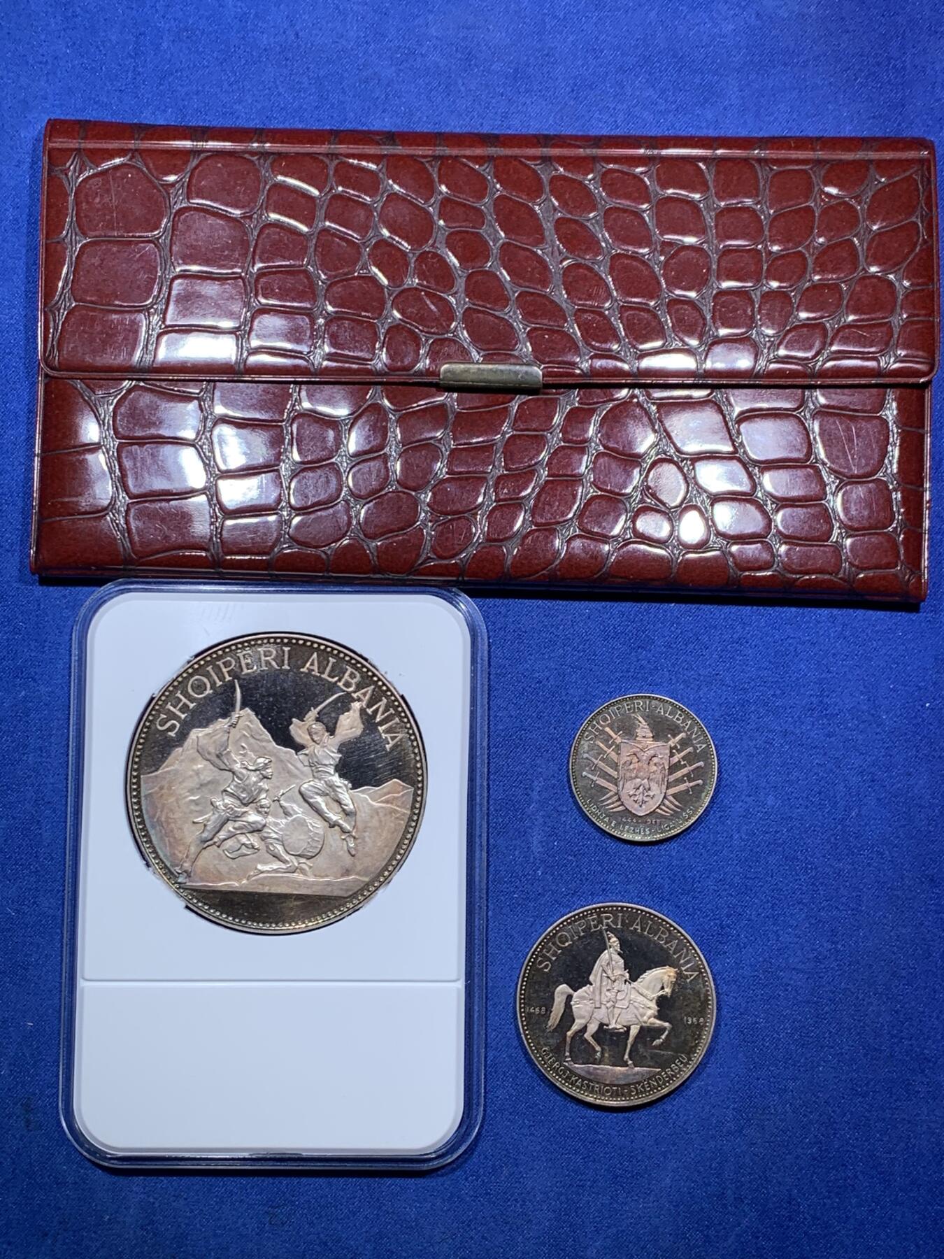 《竞宝斋》第292场- 周日，周一  2场连拍 （全场包邮） 3枚一组 阿尔巴尼亚斯坎德培精制纪念银币 1970版（发行量仅500套）