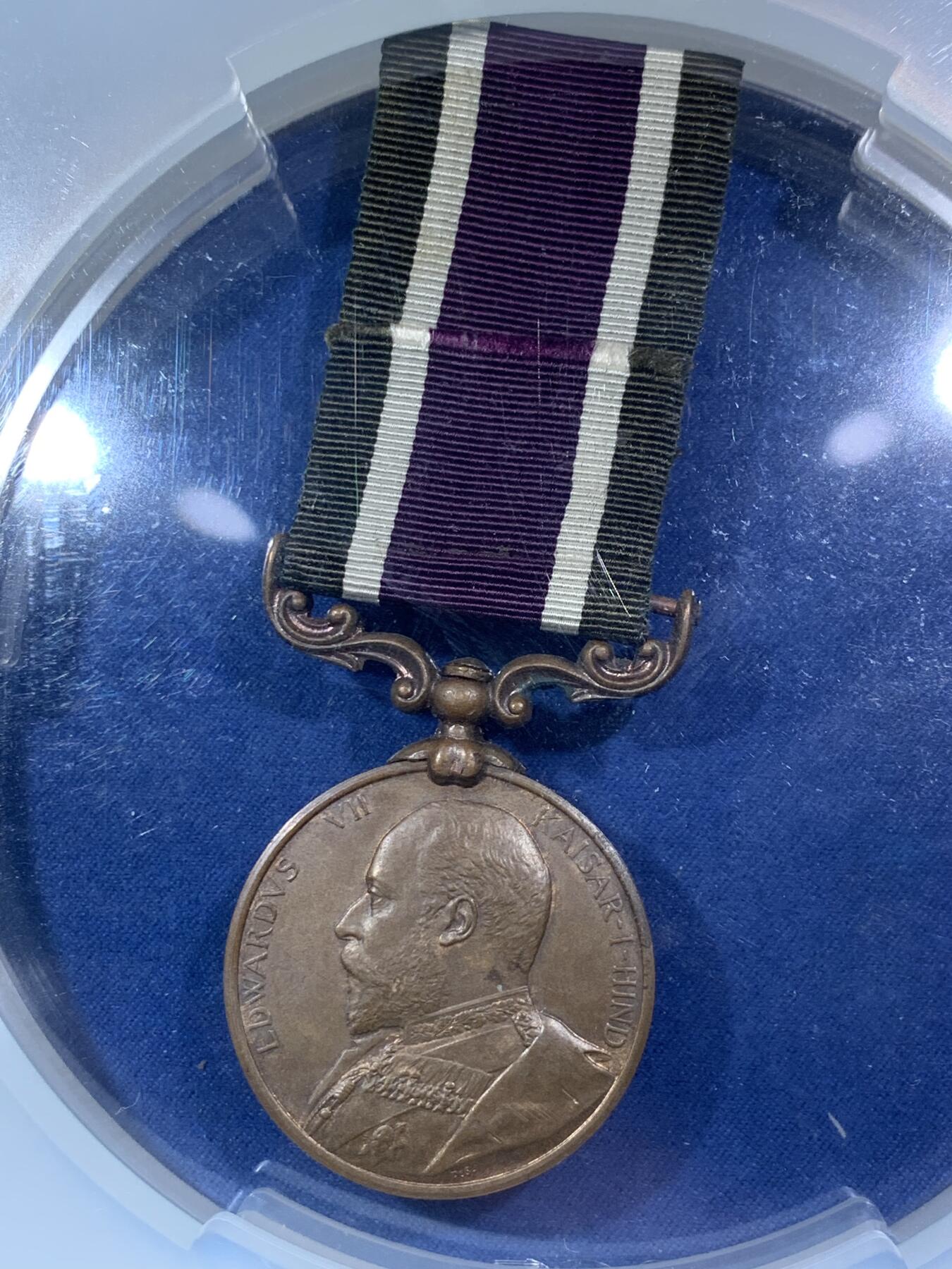 《竞宝斋》第292场- 周日，周一  2场连拍 （全场包邮） PCGS MS64 冠军分 英国1903-04年西藏战役纪念铜章 爱德华七世戎装像背面布达拉宫 带花刻边铭 大多缺少绶带 完整配绶带且入盒者难能可贵 唯一冠军分