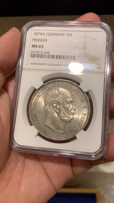 《竞宝斋》第292场- 周日，周一  2场连拍 （全场包邮） NGC MS63 德国1874年首年普鲁士威廉一世短翅5马克银币 曝光车轮转光流通马克中的经典威一短翅好品极难