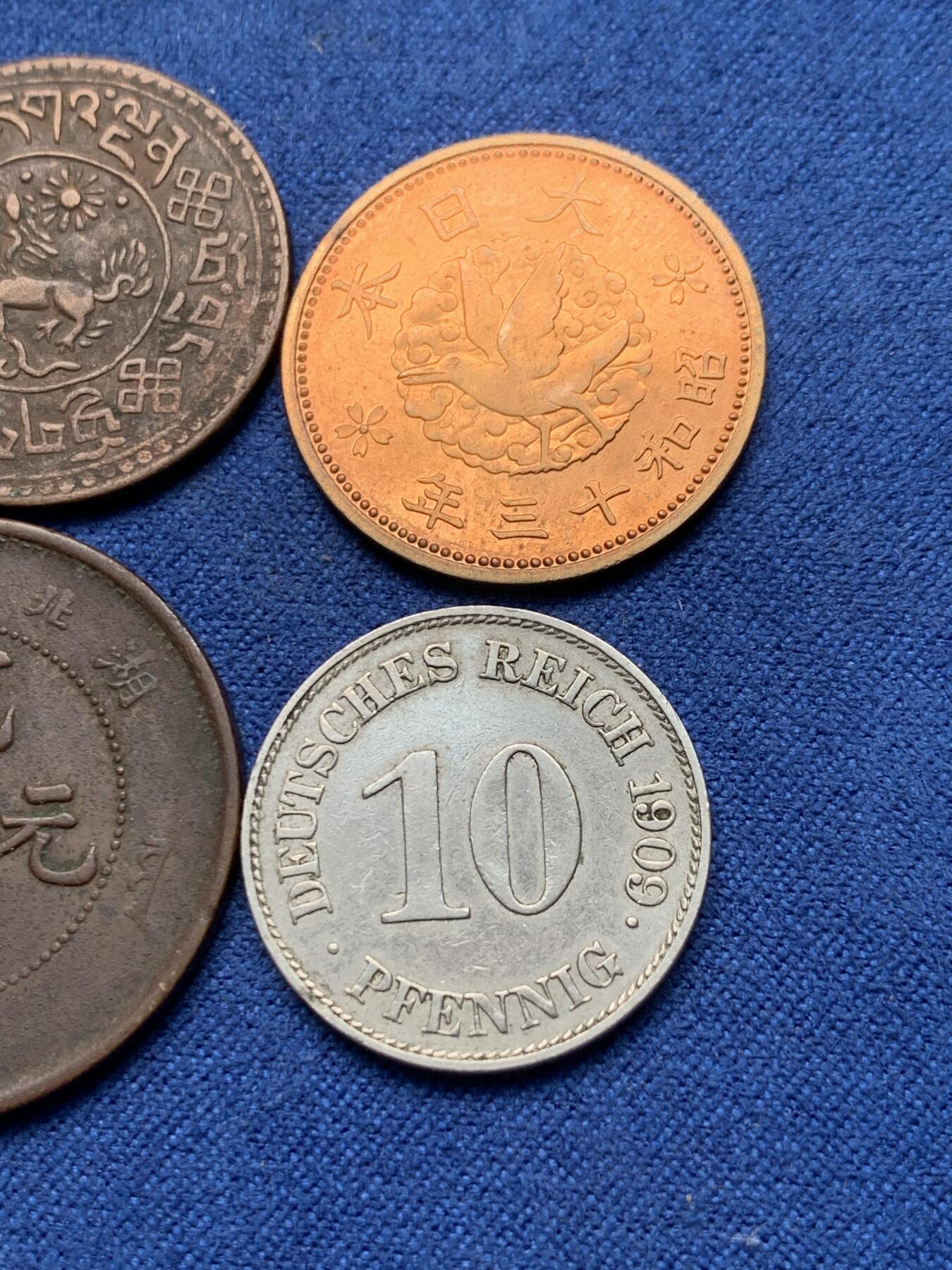 《竞宝斋》第292场- 周日，周一  2场连拍 （全场包邮） 4枚一组 湖北当十铜元 原味老包浆全龙鳞 有30度背逆+ 西藏雪山狮子 新雪康 全内齿 边齿图案文字基本没有磨损 枣红皮壳+UNC转光日本一钱昭和十三年+长翅鹰1909年通货德国10芬尼