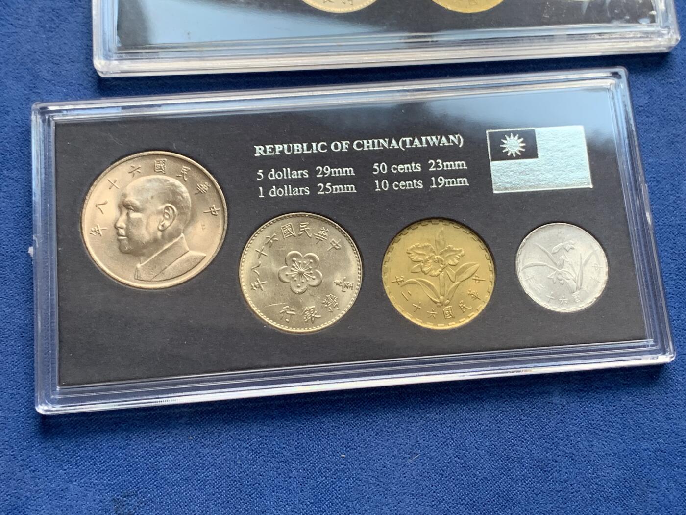 《竞宝斋》第292场- 周日，周一  2场连拍 （全场包邮） 3套一组 中国台湾省1980年官方套币 包括蒋像五元，兰花一元，铜五角，铝一角，共四枚全新品，关门币