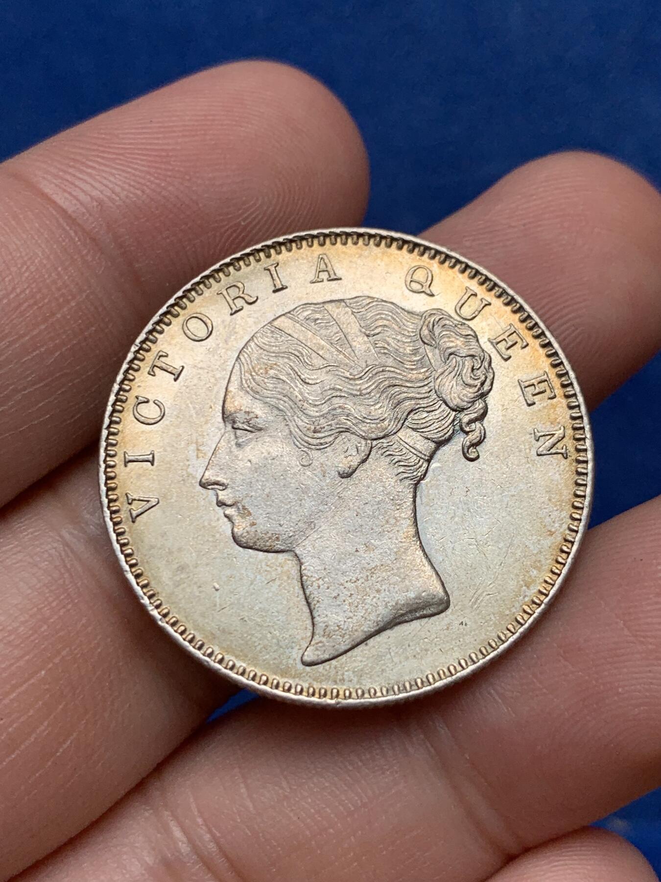 《竞宝斋》第292场- 周日，周一  2场连拍 （全场包邮） 英属印度1840年维多利亚单辫1卢比银币