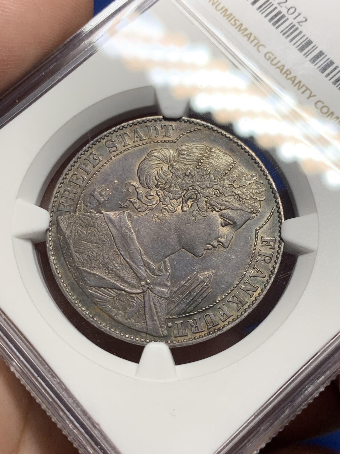 《竞宝斋》第292场- 周日，周一  2场连拍 （全场包邮） NGC AU58 德国法兰克福 1858年 稀少教堂版 法兰克福少女 1泰勒银币 深彩包浆光度好