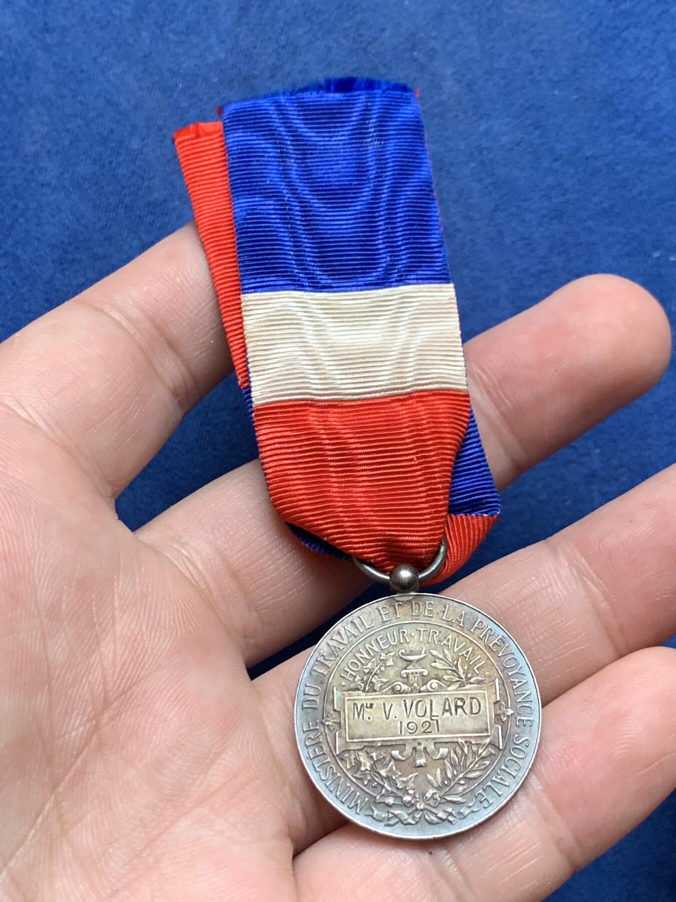 《竞宝斋》第292场- 周日，周一  2场连拍 （全场包邮） 荣誉勋章 劳动和社会保障部1921年授予Mle V Volard的法国银章