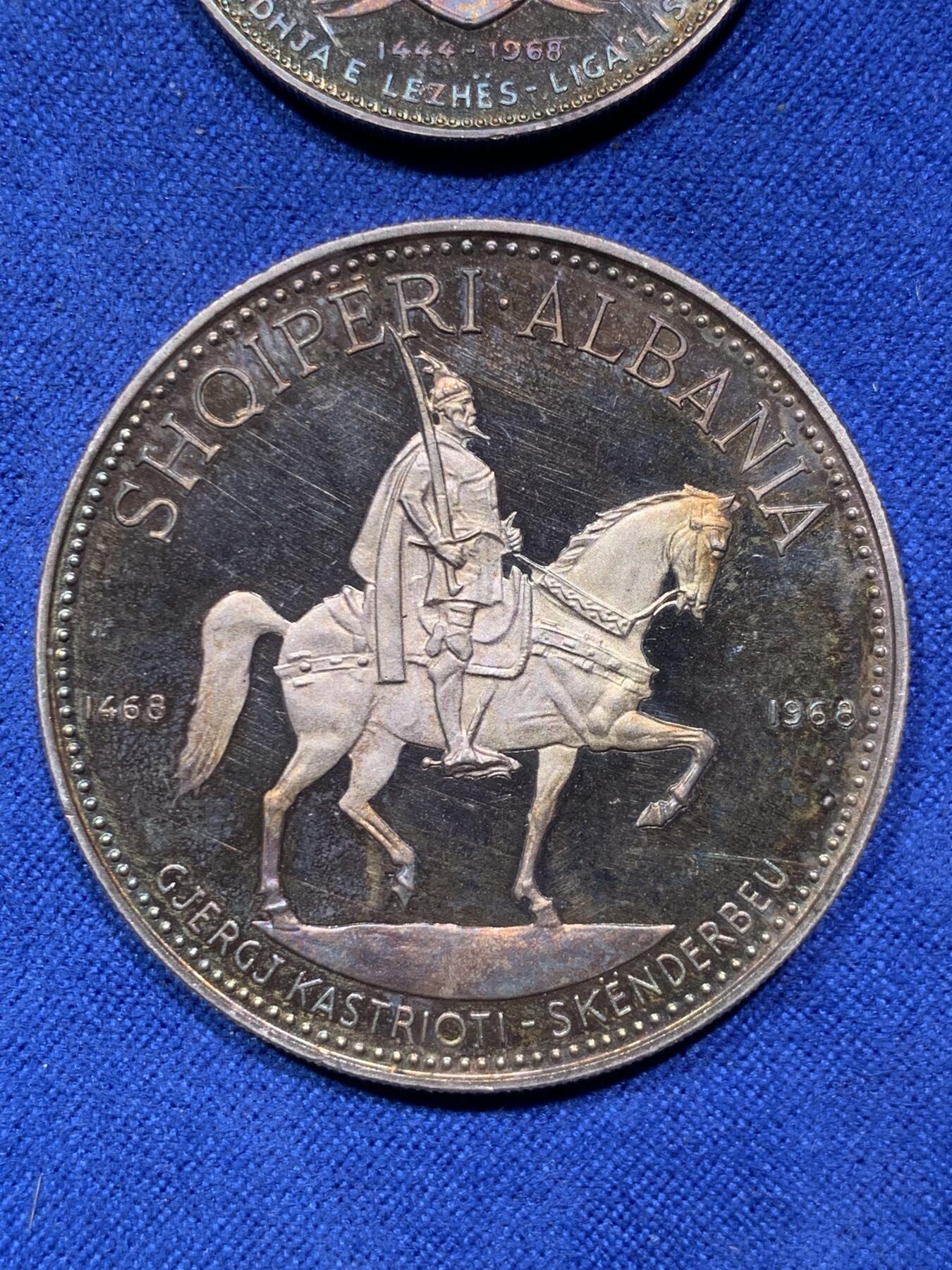 《竞宝斋》第292场- 周日，周一  2场连拍 （全场包邮） 3枚一组 阿尔巴尼亚斯坎德培精制纪念银币 1970版（发行量仅500套）