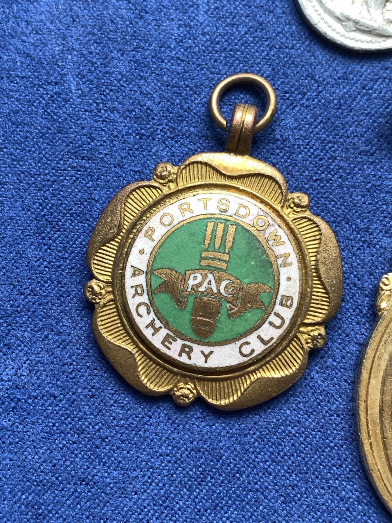 《竞宝斋》第292场- 周日，周一  2场连拍 （全场包邮） 外国纪念章一组 细节见图