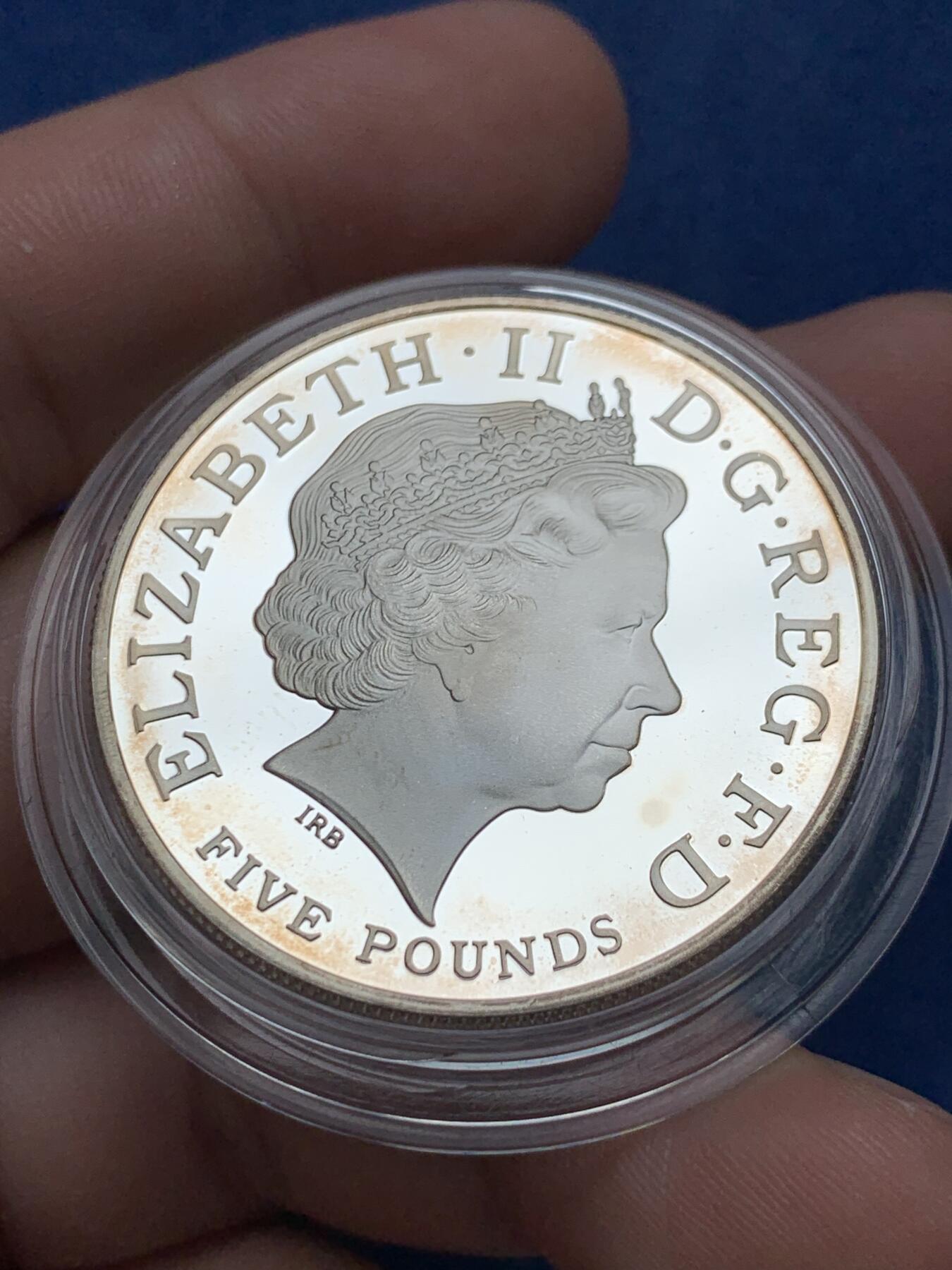 《竞宝斋》第292场- 周日，周一  2场连拍 （全场包邮） 英国2013年 伊丽莎白二世加冕60周年纪念 5镑 又称''最后的马剑'' 38.61mm 28.28g 0.925Ag 铸造量7500枚