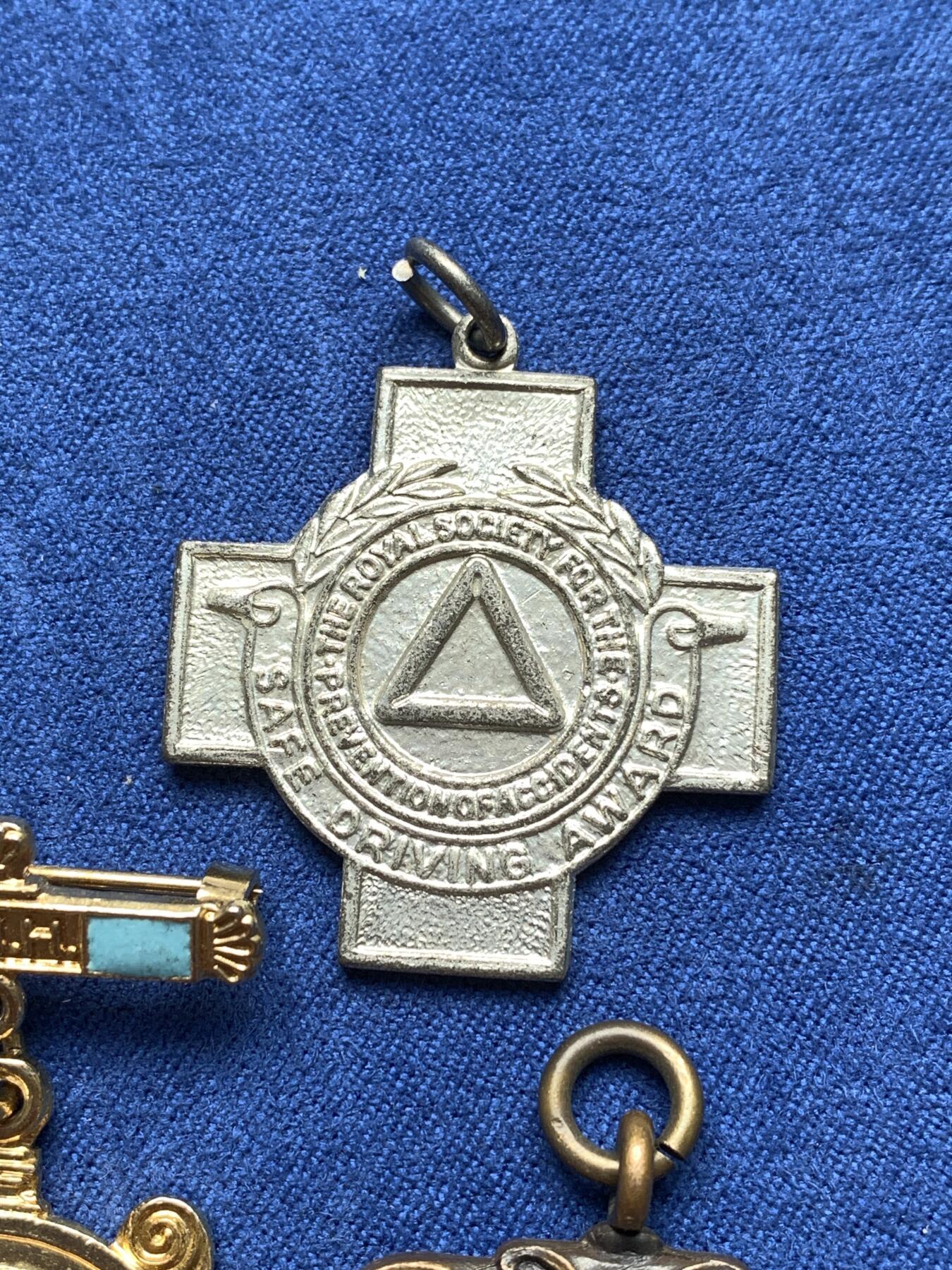 《竞宝斋》第292场- 周日，周一  2场连拍 （全场包邮） 外国纪念章一组 细节见图