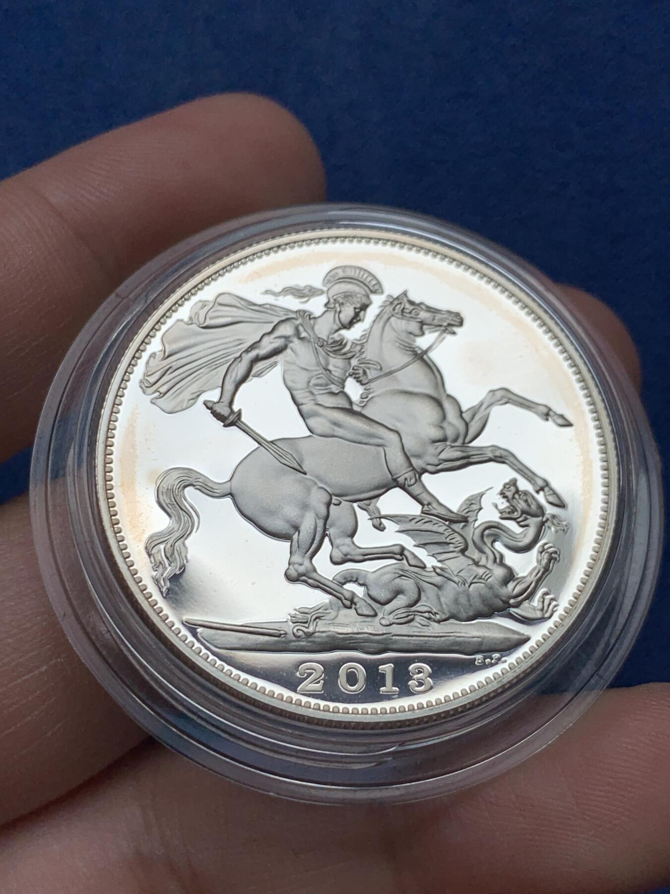 《竞宝斋》第292场- 周日，周一  2场连拍 （全场包邮） 英国2013年 伊丽莎白二世加冕60周年纪念 5镑 又称''最后的马剑'' 38.61mm 28.28g 0.925Ag 铸造量7500枚