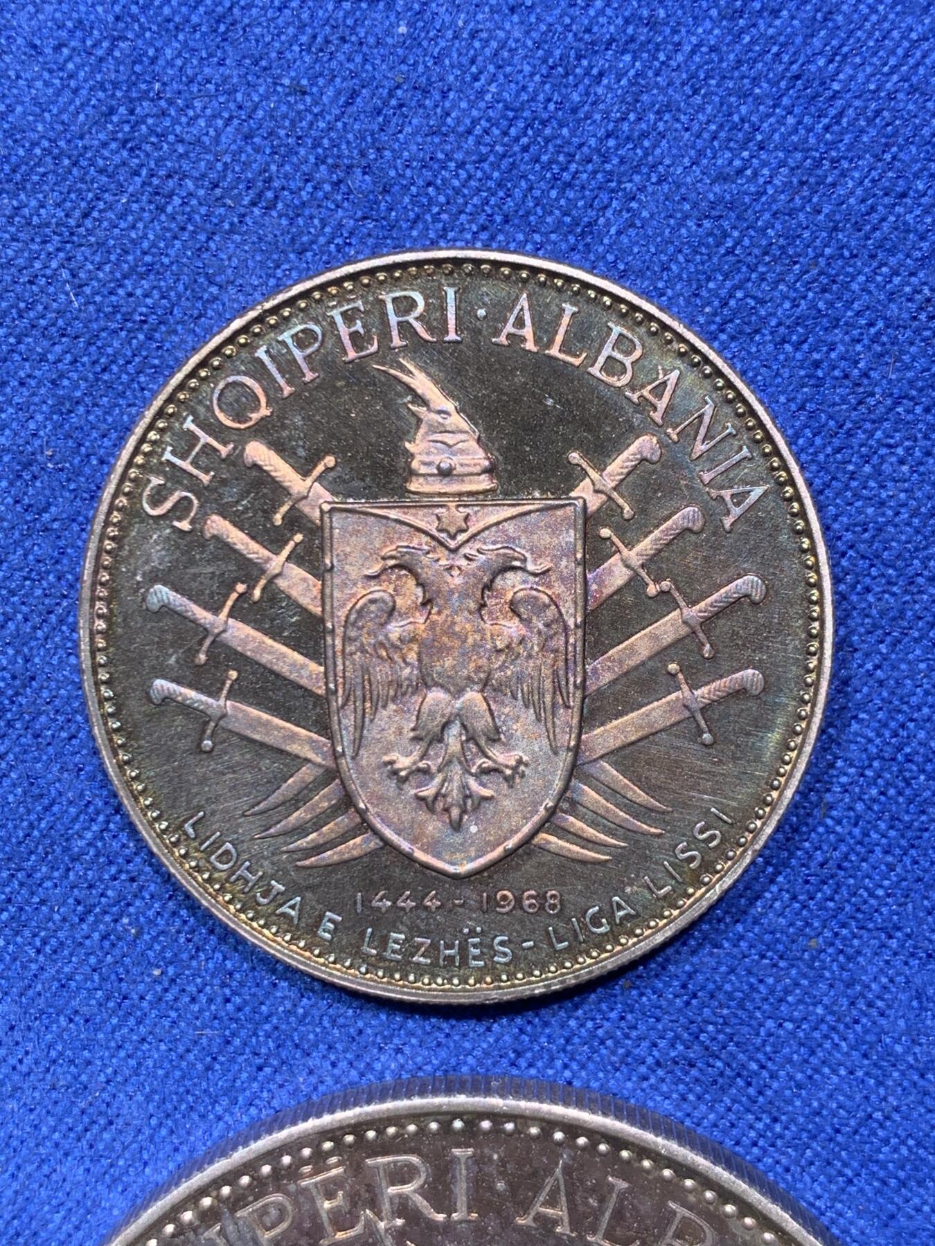 《竞宝斋》第292场- 周日，周一  2场连拍 （全场包邮） 3枚一组 阿尔巴尼亚斯坎德培精制纪念银币 1970版（发行量仅500套）