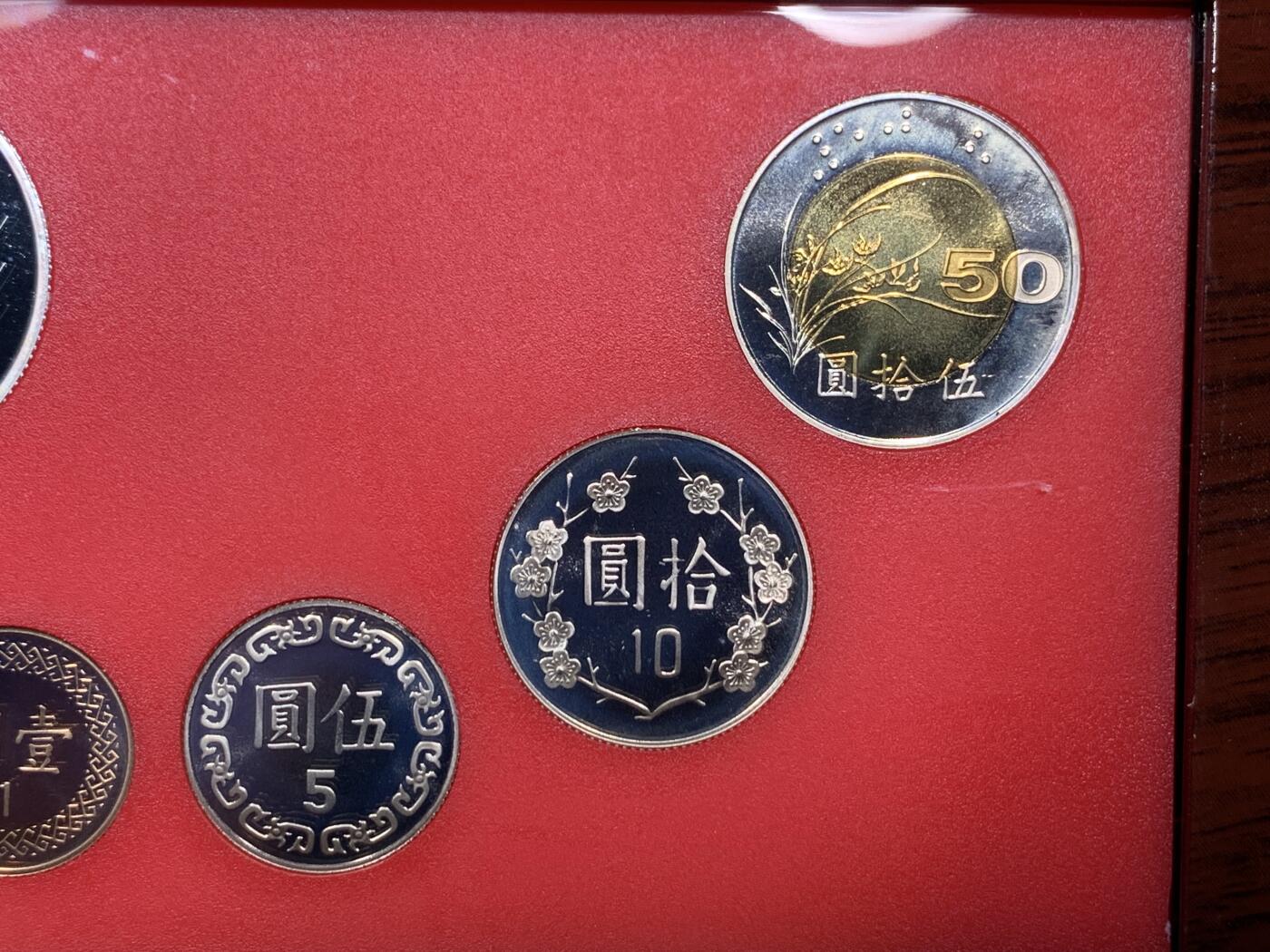 《竞宝斋》第292场- 周日，周一  2场连拍 （全场包邮） 台湾省民国九十年第一轮蛇年精致套币 含二分之一盎司大银章 以及精致莫那鲁道纪念币