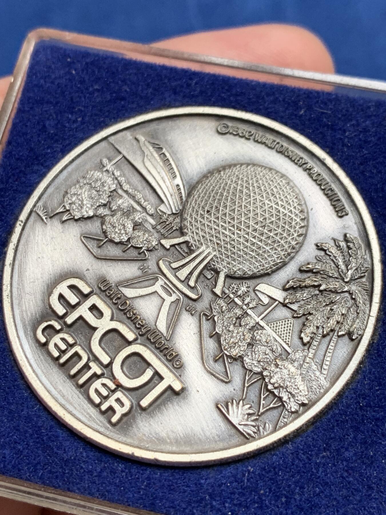 《竞宝斋》第292场- 周日，周一  2场连拍 （全场包邮） 日本章三个  乒乓球奖章雕刻不错