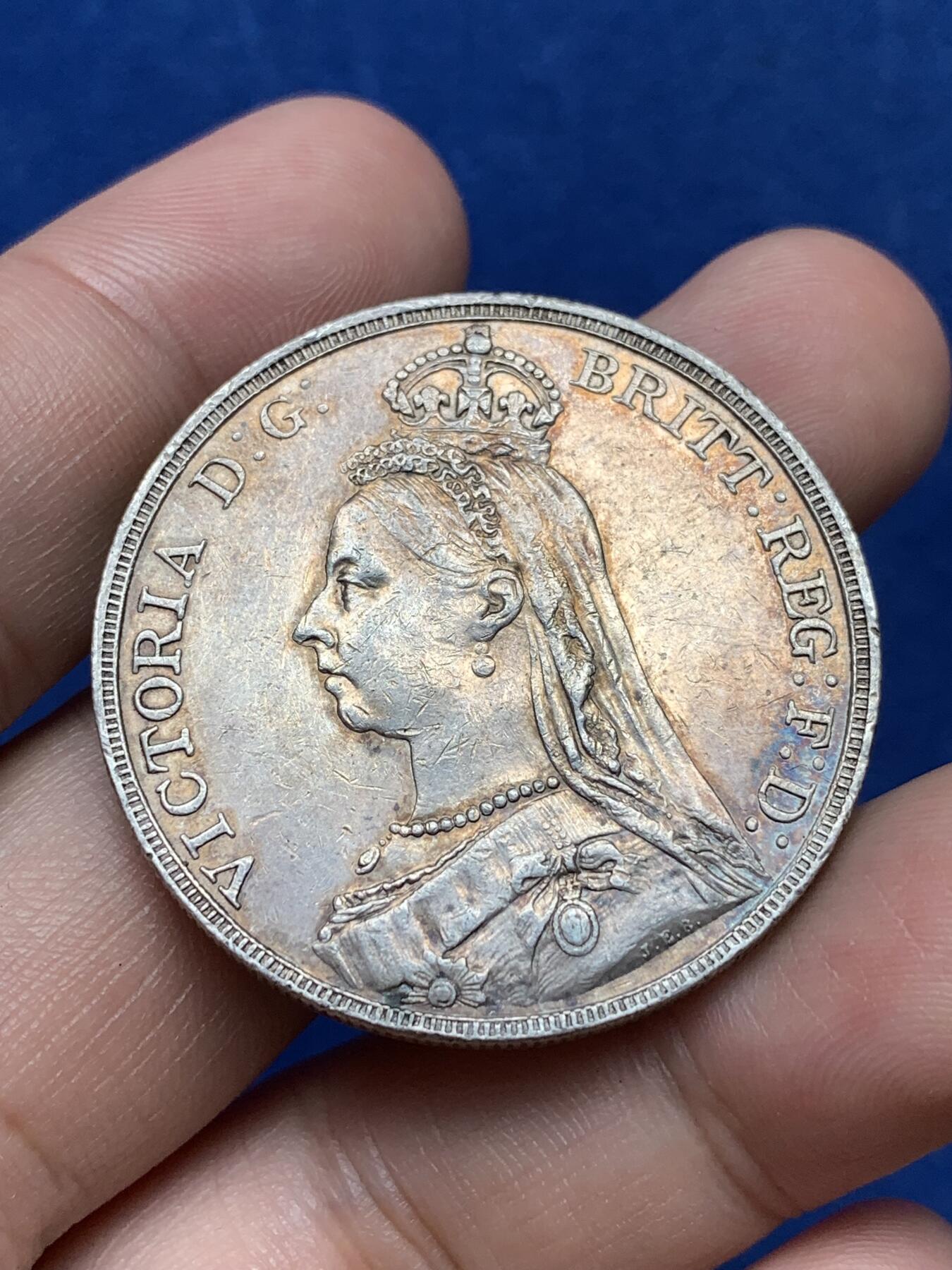 《竞宝斋》第292场- 周日，周一  2场连拍 （全场包邮） 英国1889年维多利亚高冠马剑克朗银币