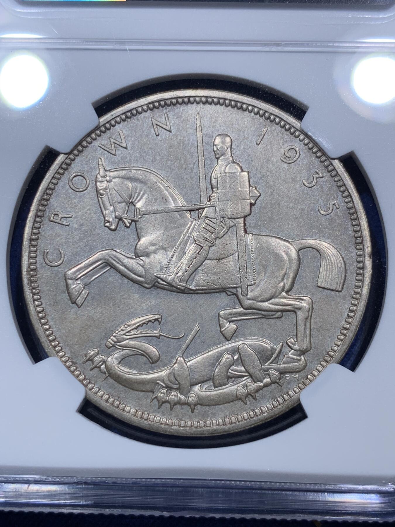 《竞宝斋》第292场- 周日，周一  2场连拍 （全场包邮） NGC SP62 英国1935年乔五木马剑特制克朗银币 特殊工艺 全新原盒 原始包浆 不知道上海n评的什么东西 是不是洗白白才看得懂？