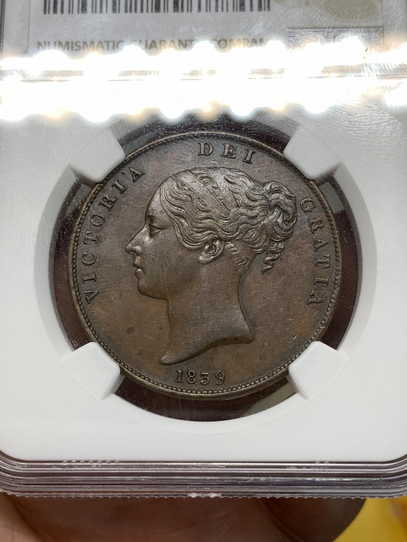 《竞宝斋》第292场- 周日，周一  2场连拍 （全场包邮） NGC AU55BN 曼岛1839年1便士大铜币 三曲腿单年份名誉品 细节什么都很好