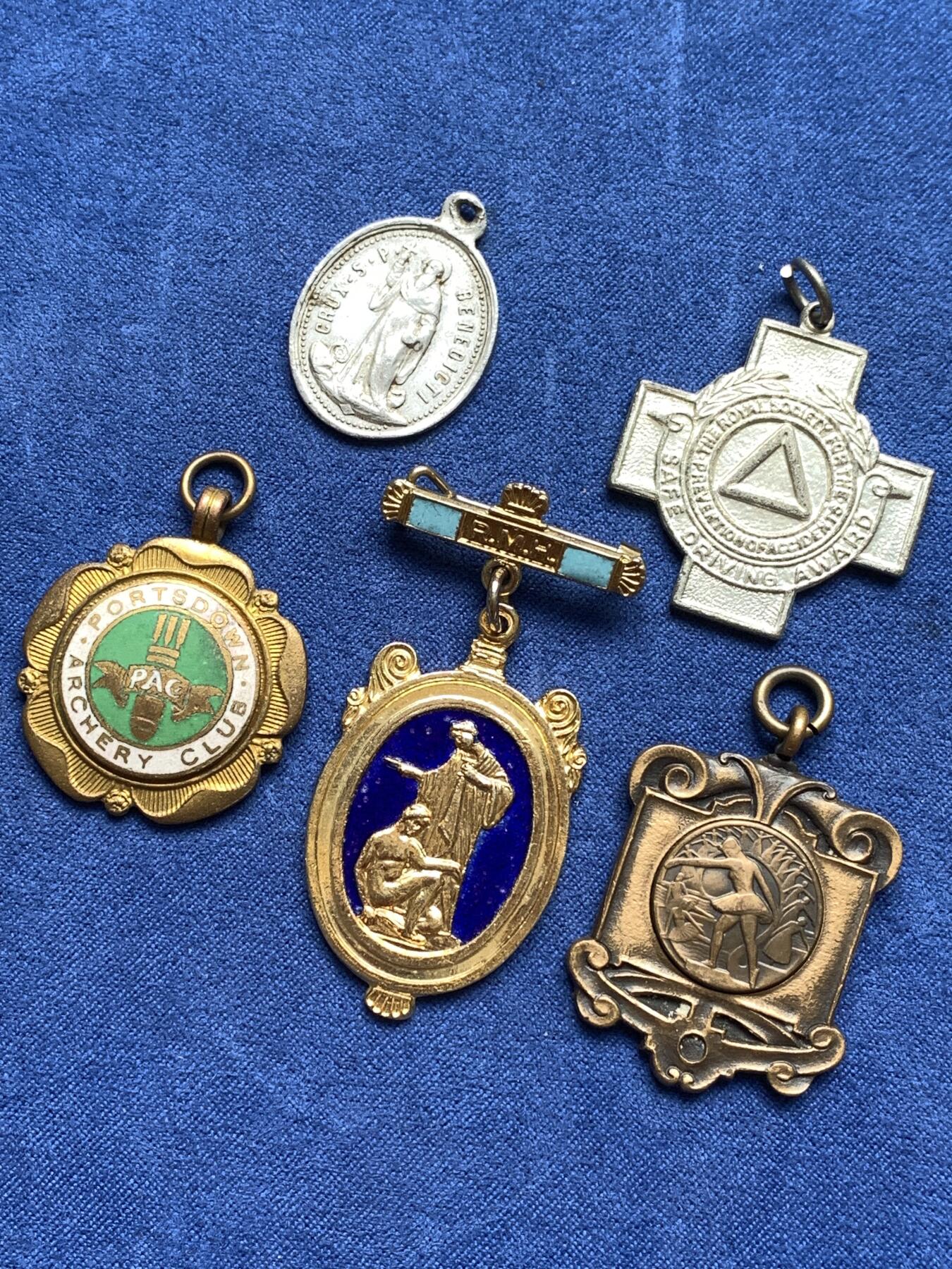 《竞宝斋》第292场- 周日，周一  2场连拍 （全场包邮） 外国纪念章一组 细节见图