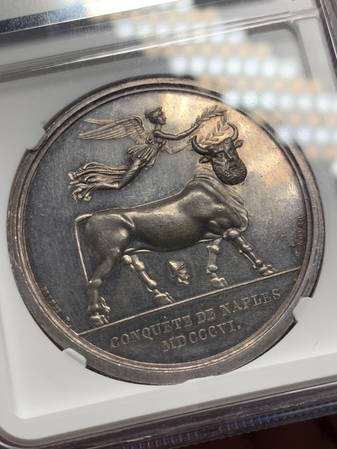 《竞宝斋》第292场- 周日，周一  2场连拍 （全场包邮） NGC UNCD 法国1806年拿破仑银章 19世纪后铸，极少见的品种，超高浮雕很细腻，加厚盒难得