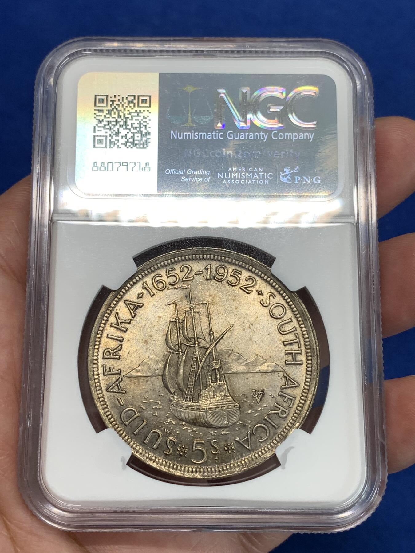 《竞宝斋》第292场- 周日，周一  2场连拍 （全场包邮） NGC MS62 南非1952年5先令大银币 背面带金色彩