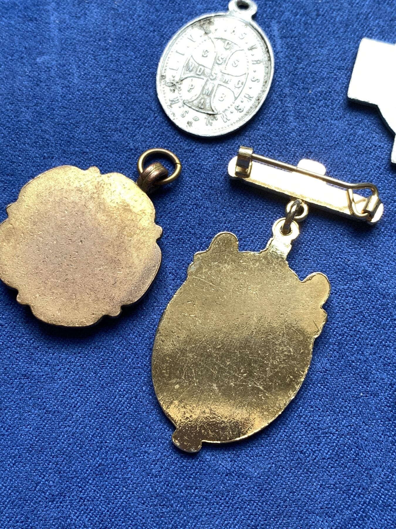 《竞宝斋》第292场- 周日，周一  2场连拍 （全场包邮） 外国纪念章一组 细节见图