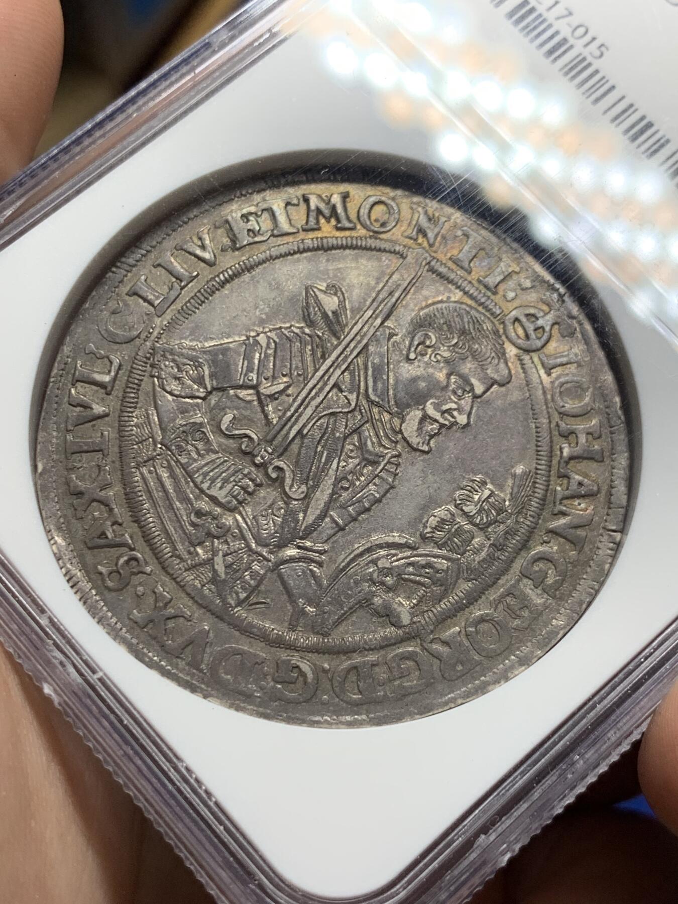 《竞宝斋》第292场- 周日，周一  2场连拍 （全场包邮） NGC AU58 季军分 德国 萨克森 1624年 持剑武士泰勒大银币 原味欧陆包浆，深打好状态，实为不易。好状态老泰勒稀少，仅有2枚更高分