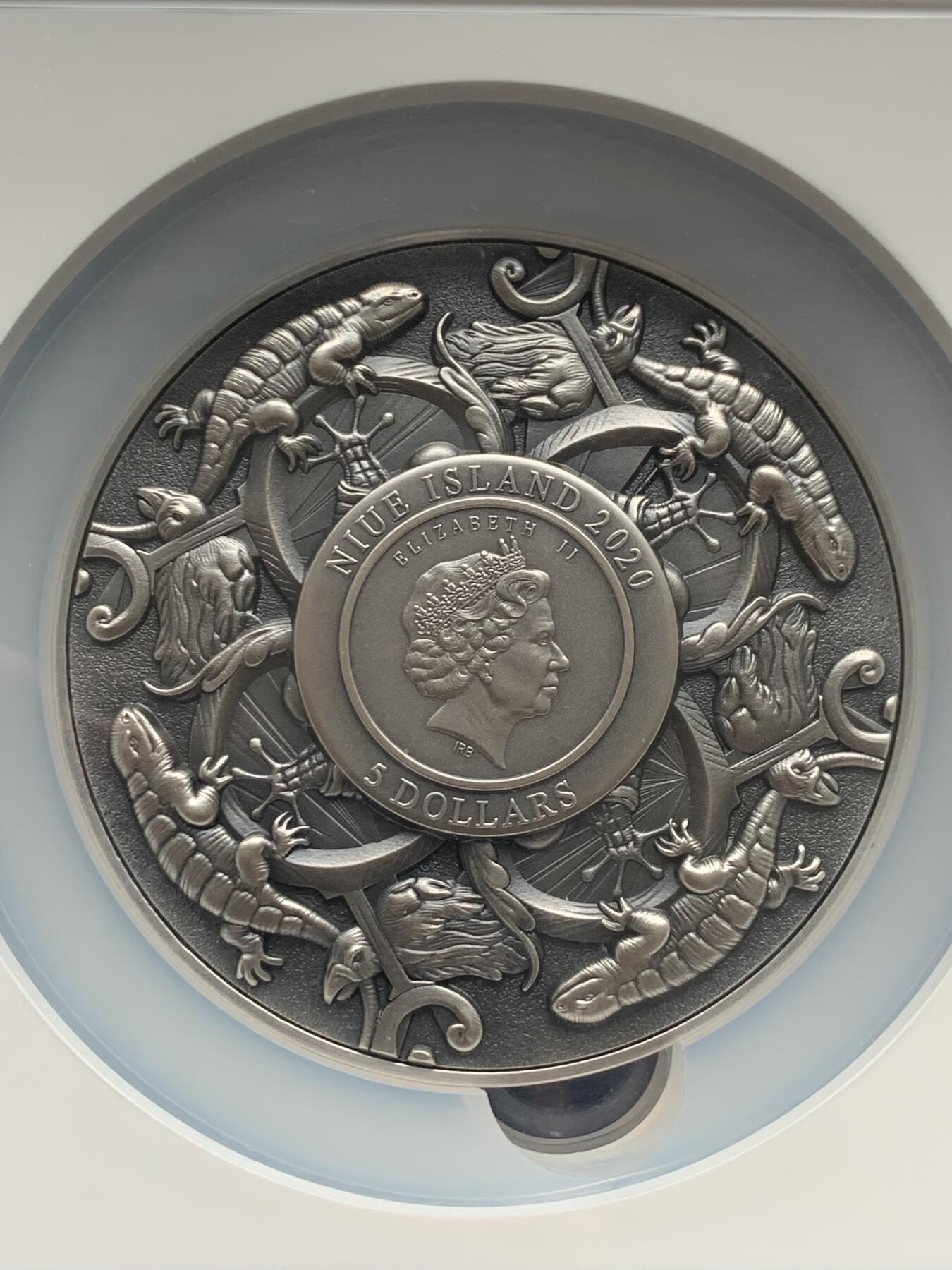 《竞宝斋》第292场- 周日，周一  2场连拍 （全场包邮） NGC MS70ANTIQUED 纽埃2020年5美元高浮雕仿古特大银铜币 特洛伊第一勇士“赫克特耳”，材质：2盎司999银+11.5盎司999铜（约：420克），直径80毫米，限量发型500枚，该枚为112号。冠军分（70分仅3枚），首期发行蓝标，盒证齐全，（证书为银章，0.1盎司银，约3余克）