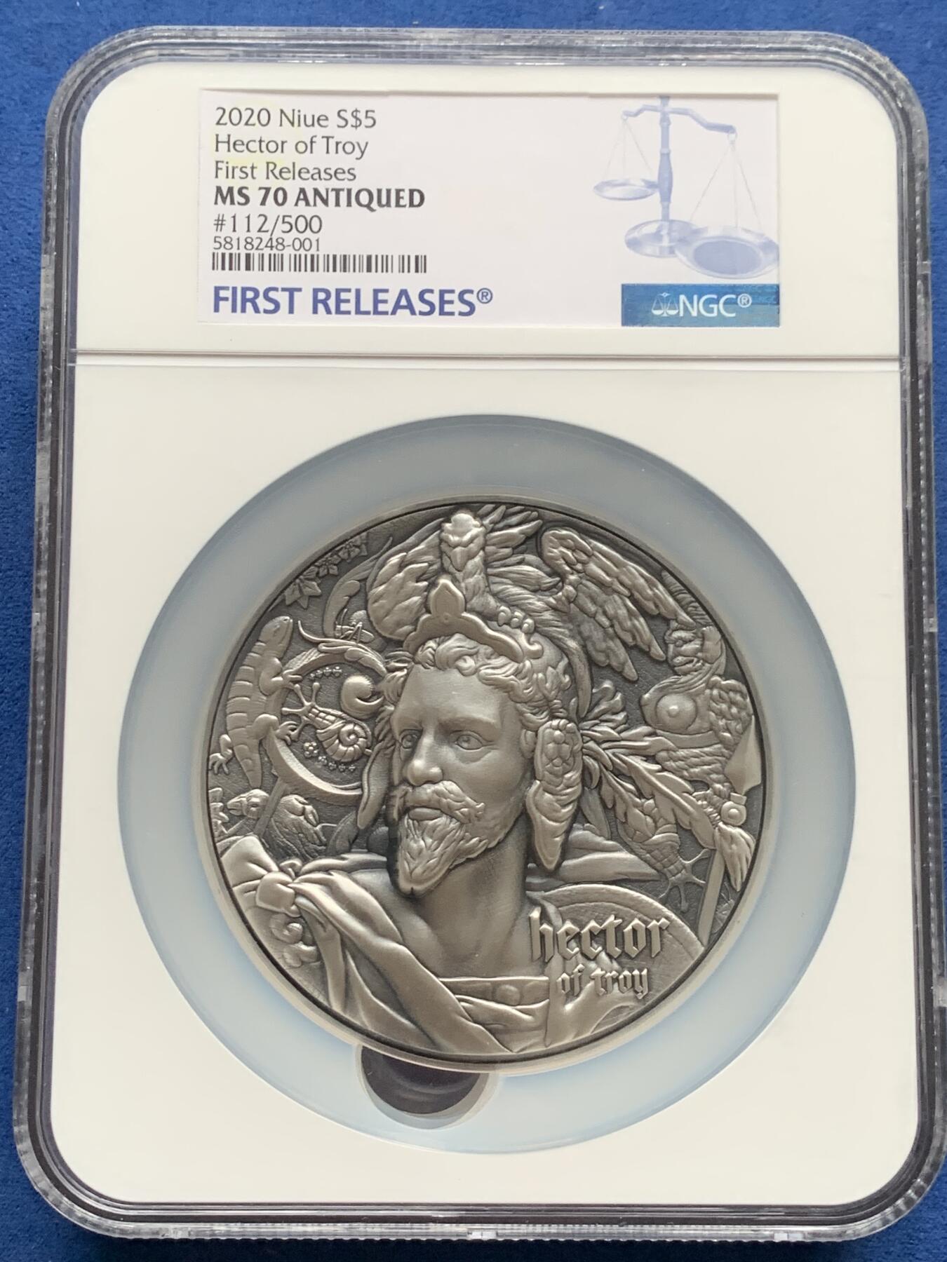 《竞宝斋》第292场- 周日，周一  2场连拍 （全场包邮） NGC MS70ANTIQUED 纽埃2020年5美元高浮雕仿古特大银铜币 特洛伊第一勇士“赫克特耳”，材质：2盎司999银+11.5盎司999铜（约：420克），直径80毫米，限量发型500枚，该枚为112号。冠军分（70分仅3枚），首期发行蓝标，盒证齐全，（证书为银章，0.1盎司银，约3余克）