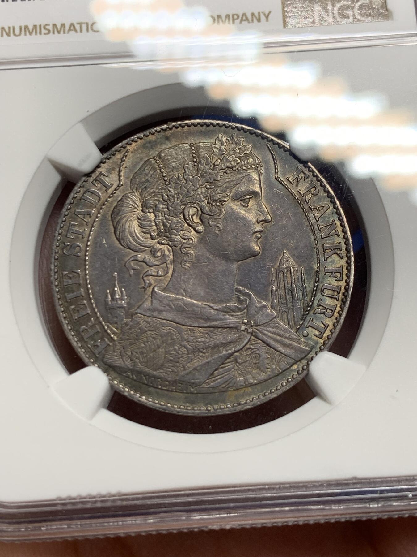 《竞宝斋》第292场- 周日，周一  2场连拍 （全场包邮） NGC AU58 德国法兰克福 1858年 稀少教堂版 法兰克福少女 1泰勒银币 深彩包浆光度好