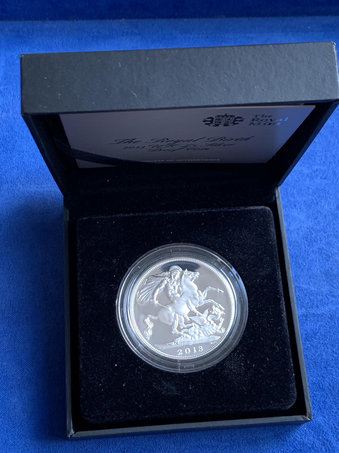 《竞宝斋》第292场- 周日，周一  2场连拍 （全场包邮） 英国2013年 伊丽莎白二世加冕60周年纪念 5镑 又称''最后的马剑'' 38.61mm 28.28g 0.925Ag 铸造量7500枚