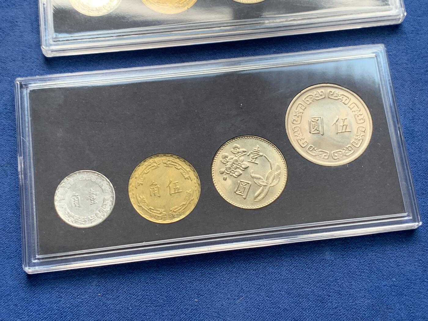 《竞宝斋》第292场- 周日，周一  2场连拍 （全场包邮） 3套一组 中国台湾省1980年官方套币 包括蒋像五元，兰花一元，铜五角，铝一角，共四枚全新品，关门币