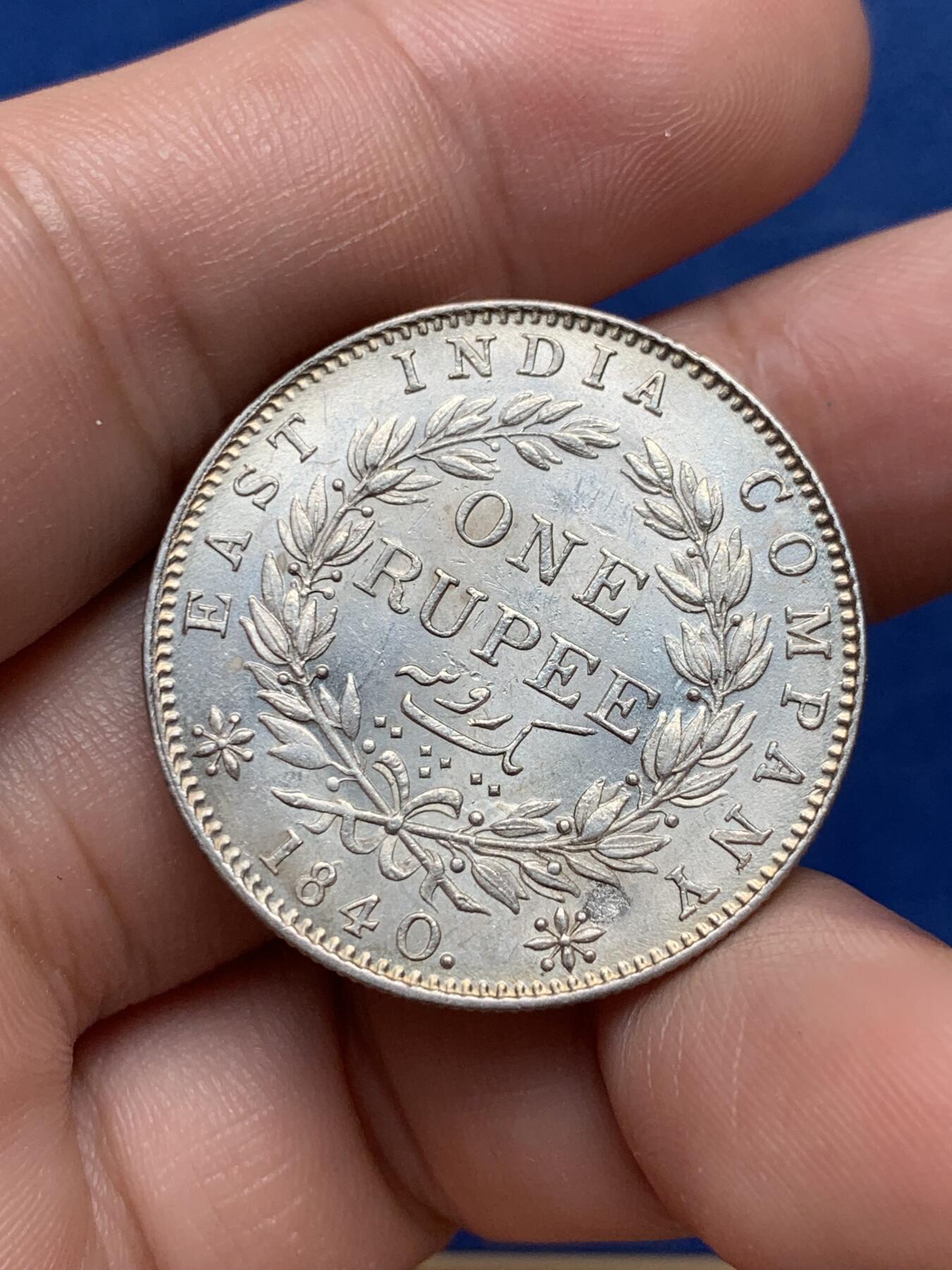 《竞宝斋》第292场- 周日，周一  2场连拍 （全场包邮） 英属印度1840年维多利亚单辫1卢比银币