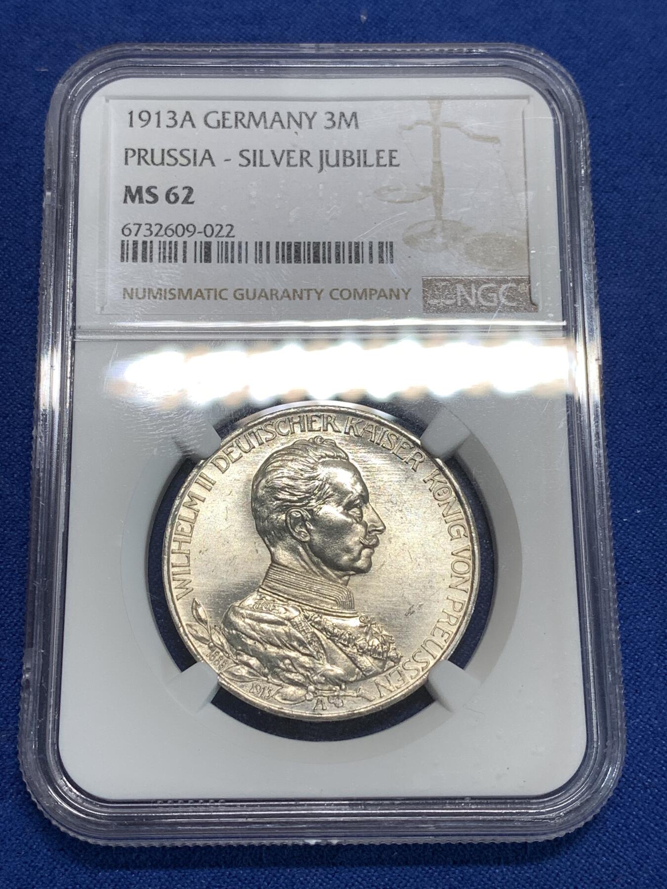 《竞宝斋》第292场- 周日，周一  2场连拍 （全场包邮） NGC MS62 德1913年普鲁士威廉二世花枝3马克 胡子眉毛发丝清晰
