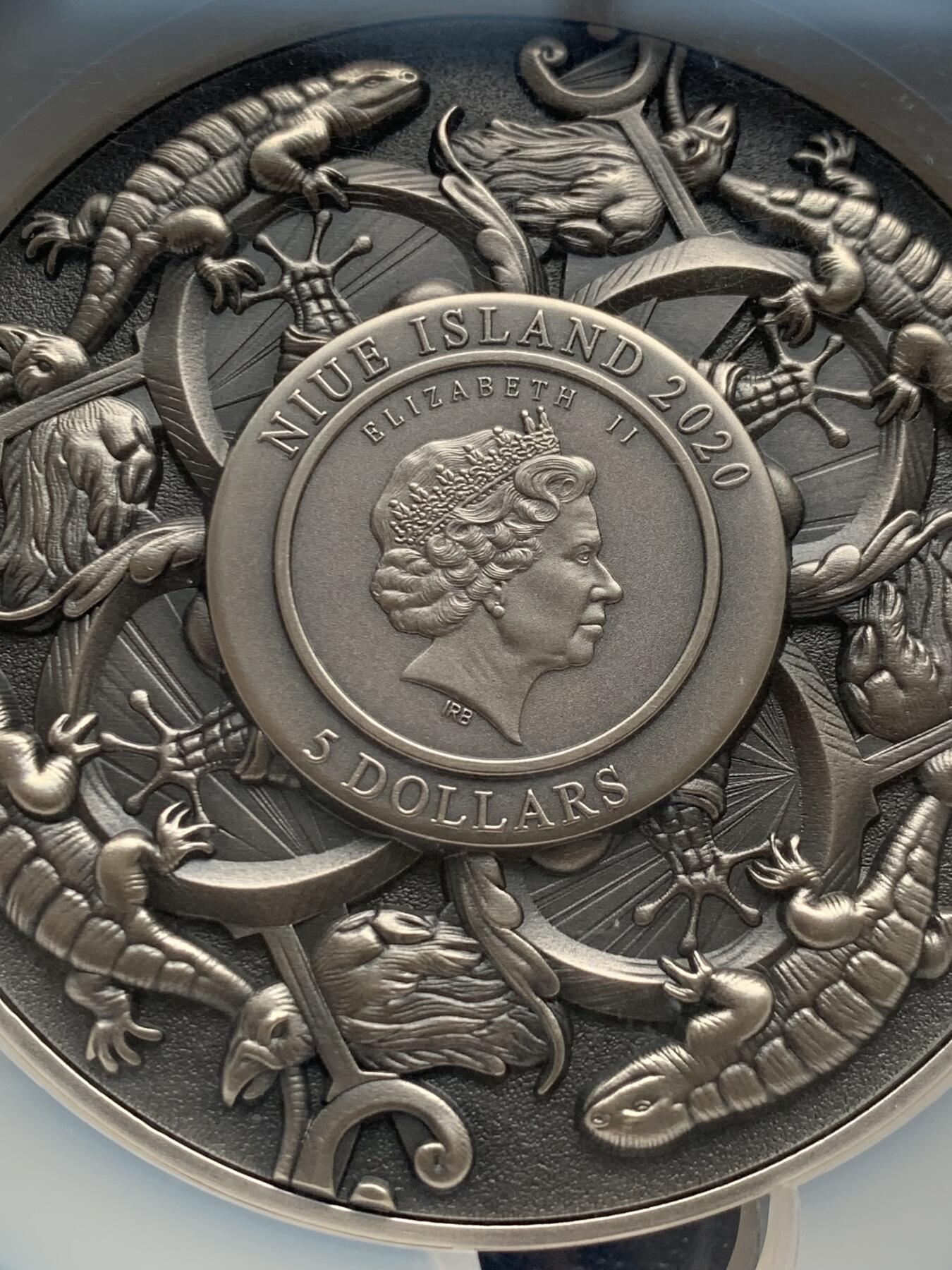 《竞宝斋》第292场- 周日，周一  2场连拍 （全场包邮） NGC MS70ANTIQUED 纽埃2020年5美元高浮雕仿古特大银铜币 特洛伊第一勇士“赫克特耳”，材质：2盎司999银+11.5盎司999铜（约：420克），直径80毫米，限量发型500枚，该枚为112号。冠军分（70分仅3枚），首期发行蓝标，盒证齐全，（证书为银章，0.1盎司银，约3余克）