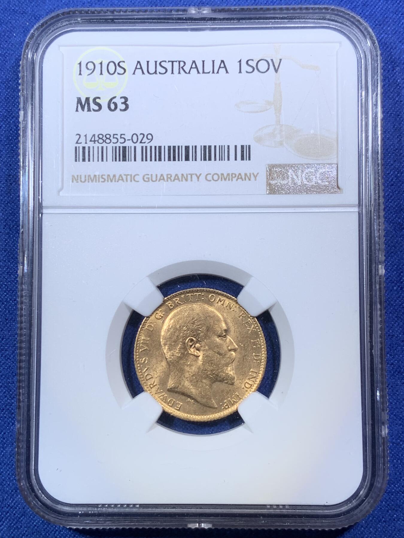 《竞宝斋》第292场- 周日，周一  2场连拍 （全场包邮） NGC MS63 澳大利亚1910年爱德华七世1索维林金币 1镑 国王头像打制细腻锐利，头发胡须根根分明，金子比较软，流通金币上无论是存储还是流通中都特别容易留下接触痕，110年岁月，如此品相非常不容易了。金价迅速上涨的今天，还要什么比金币更保值的理财品种呢？金料价：4150元。