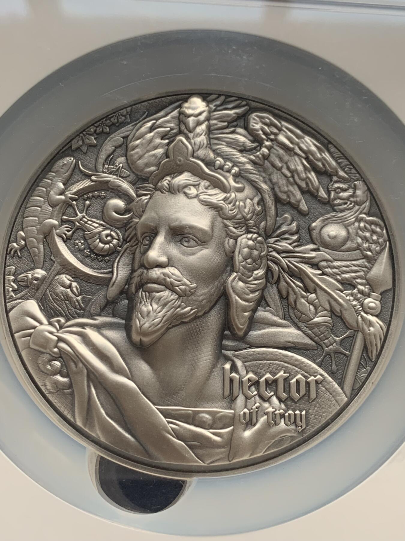 《竞宝斋》第292场- 周日，周一  2场连拍 （全场包邮） NGC MS70ANTIQUED 纽埃2020年5美元高浮雕仿古特大银铜币 特洛伊第一勇士“赫克特耳”，材质：2盎司999银+11.5盎司999铜（约：420克），直径80毫米，限量发型500枚，该枚为112号。冠军分（70分仅3枚），首期发行蓝标，盒证齐全，（证书为银章，0.1盎司银，约3余克）