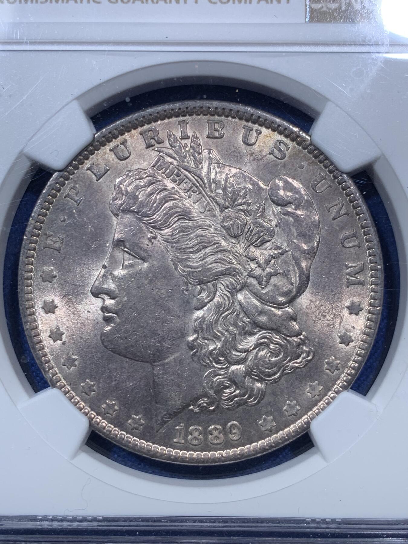 《竞宝斋》第293场- 周日，周一  2场连拍 （全场包邮） NGC MS62 美国 1889年 摩根1美元 正面浅红色均匀包浆