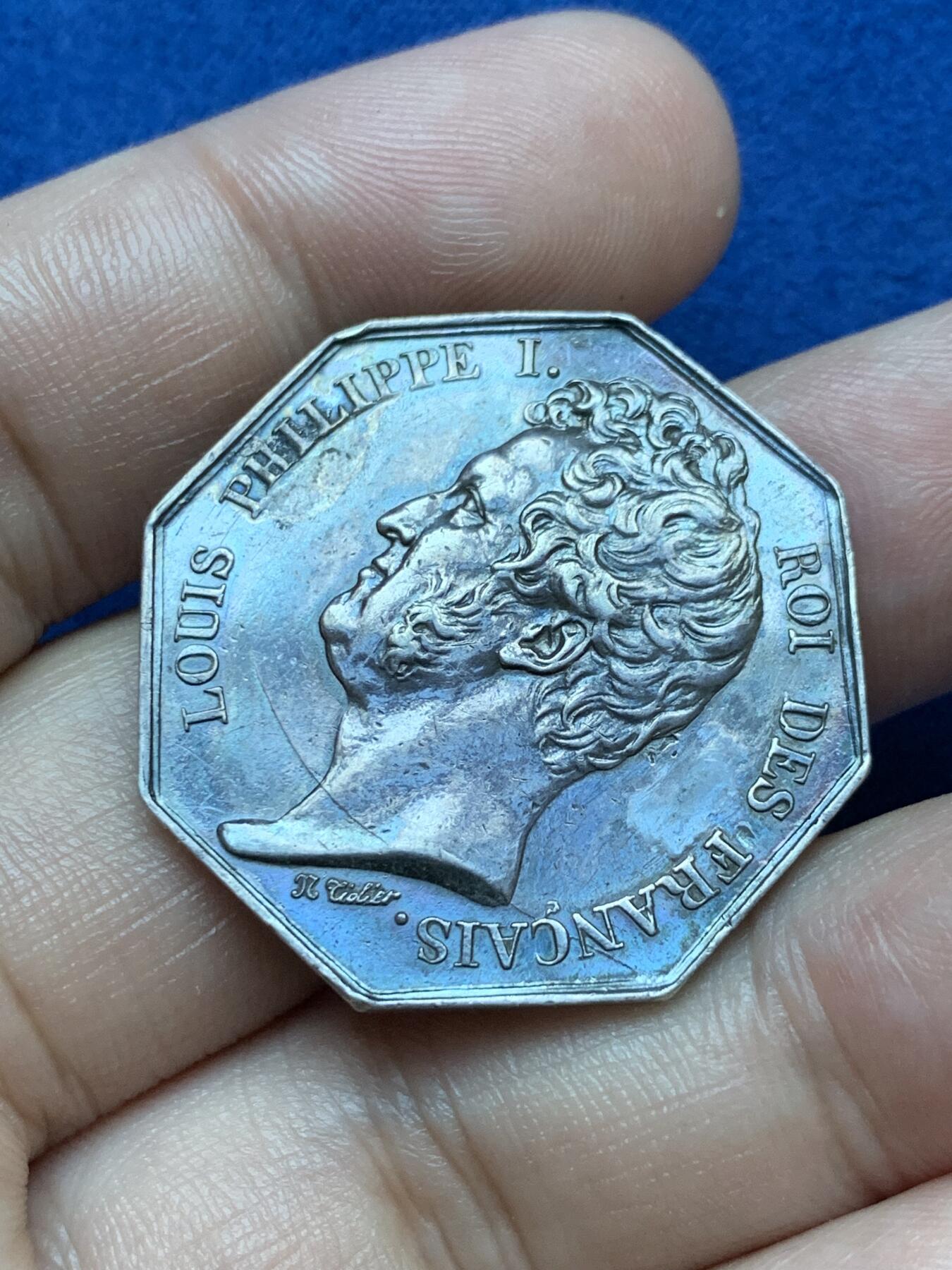 《竞宝斋》第293场- 周日，周一  2场连拍 （全场包邮） 法国勒阿弗尔商会八角银质代币 14克 31.9mm 神灯边铭 人像面左右有打磨痕迹 包浆非常漂亮