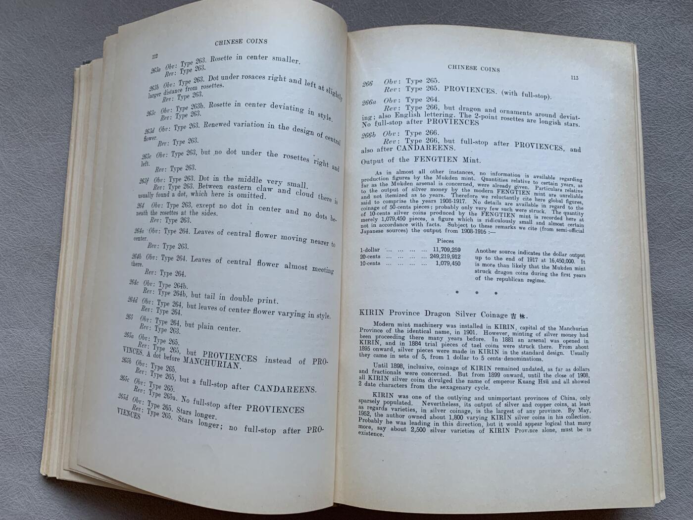 《竞宝斋》第293场- 周日，周一  2场连拍 （全场包邮） 耿爱得《中国币图说汇考》1954年原版，麦稀奇首见。耿爱得原籍奥地利，1902年赴上海英商银行服务，在华从事金融相关工作长达47年，本书图文并茂，研究考证细致全面，资料详实，堪称中国近代机制币不朽之作。精装本，非常厚，细节见图。