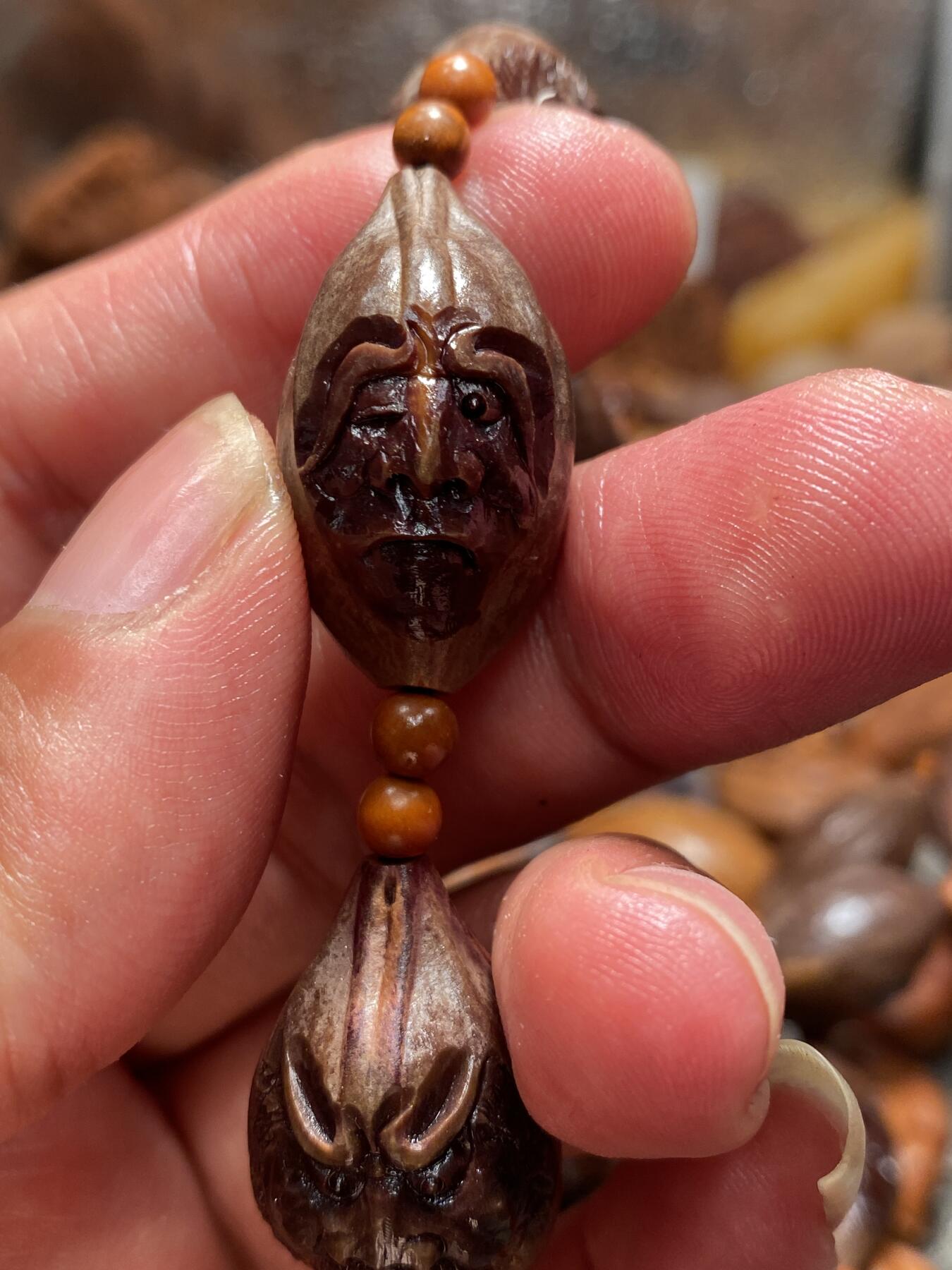 苏工手工核雕传统非物质文化遗产 福利苏工核雕手工紫核十八罗汉留刀痕手作，天然紫核，紫润光泽好，6个月能包桨的硬货尺寸1.7x2。9喜欢的来价格不贵