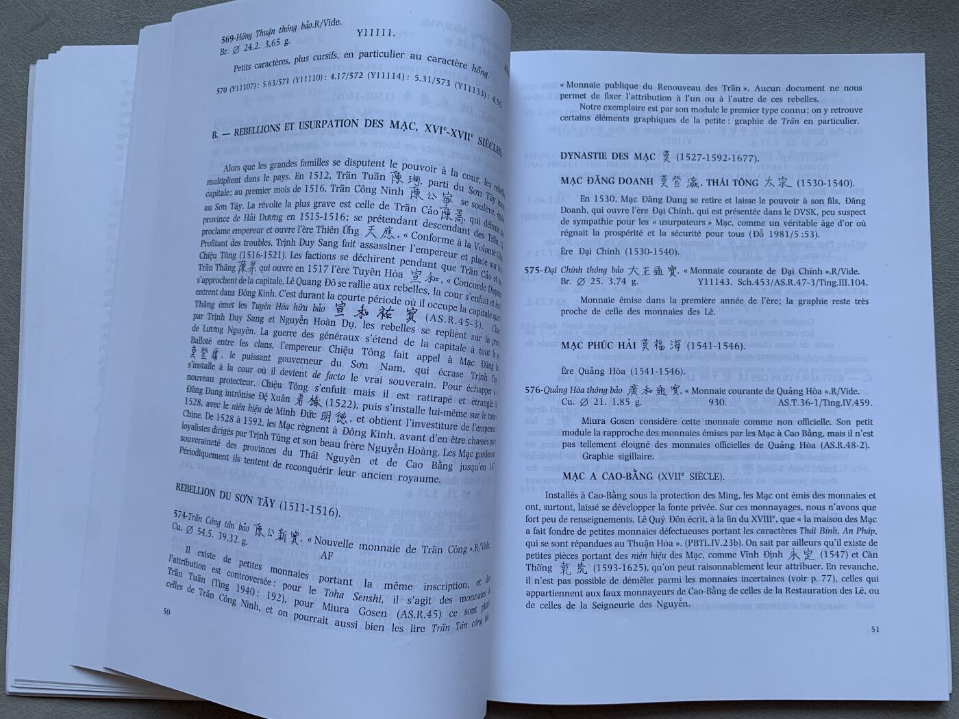 《竞宝斋》第293场- 周日，周一  2场连拍 （全场包邮） 两本一套 安南硬币图录及增补刊，绝版收藏级书籍，原刊为法国著名安南学者蒂埃里·弗朗索瓦于1987年出版并在2001年出版增补刊。A4纸大小。