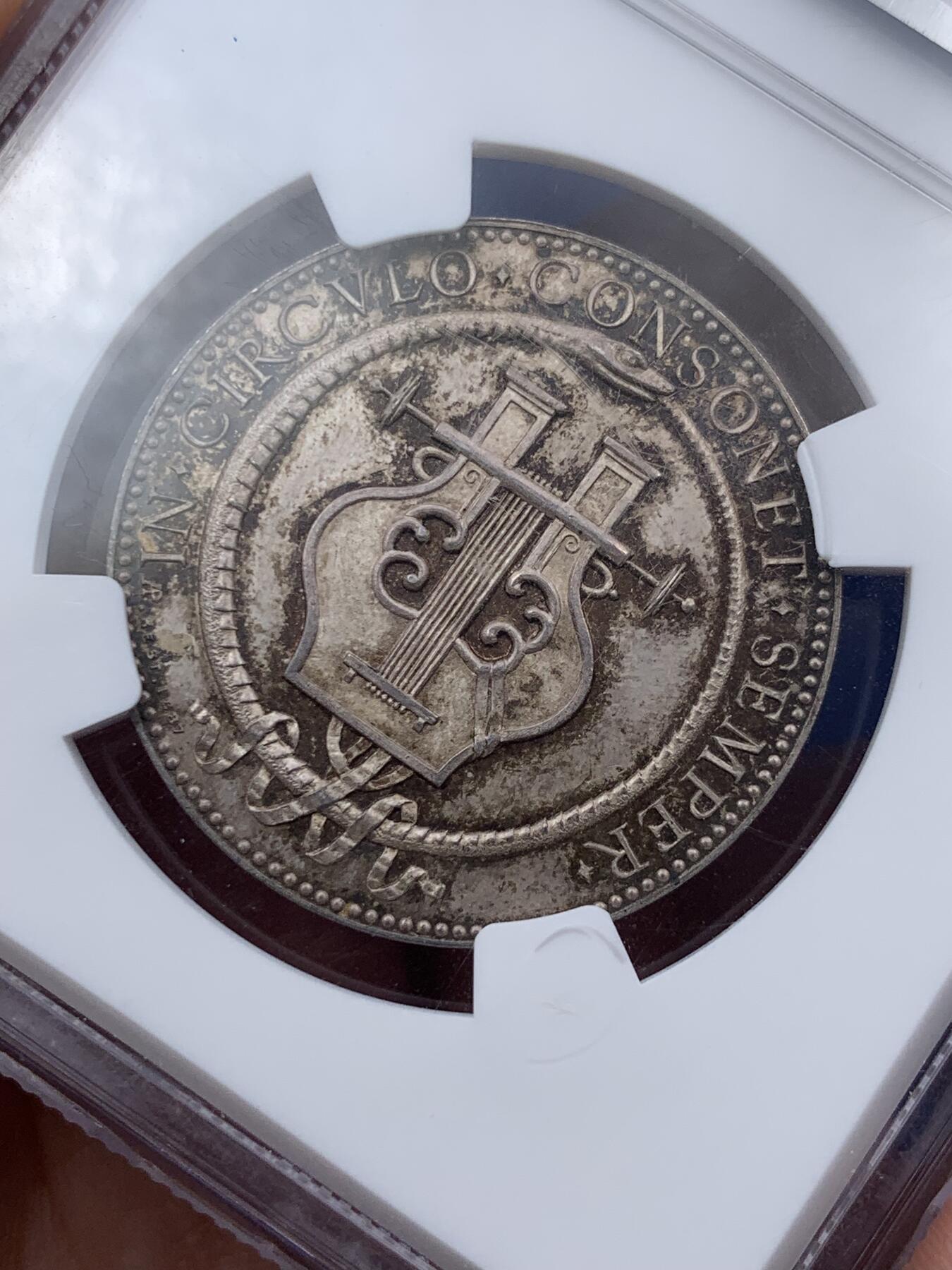 《竞宝斋》第293场- 周日，周一  2场连拍 （全场包邮） NGC MS63 法国1809年小狮子银质代币 高浮雕，镜面五彩，包浆恰到好处。狮子景物细节精制，鬃毛纤毫毕现。高分稀见，值得珍藏