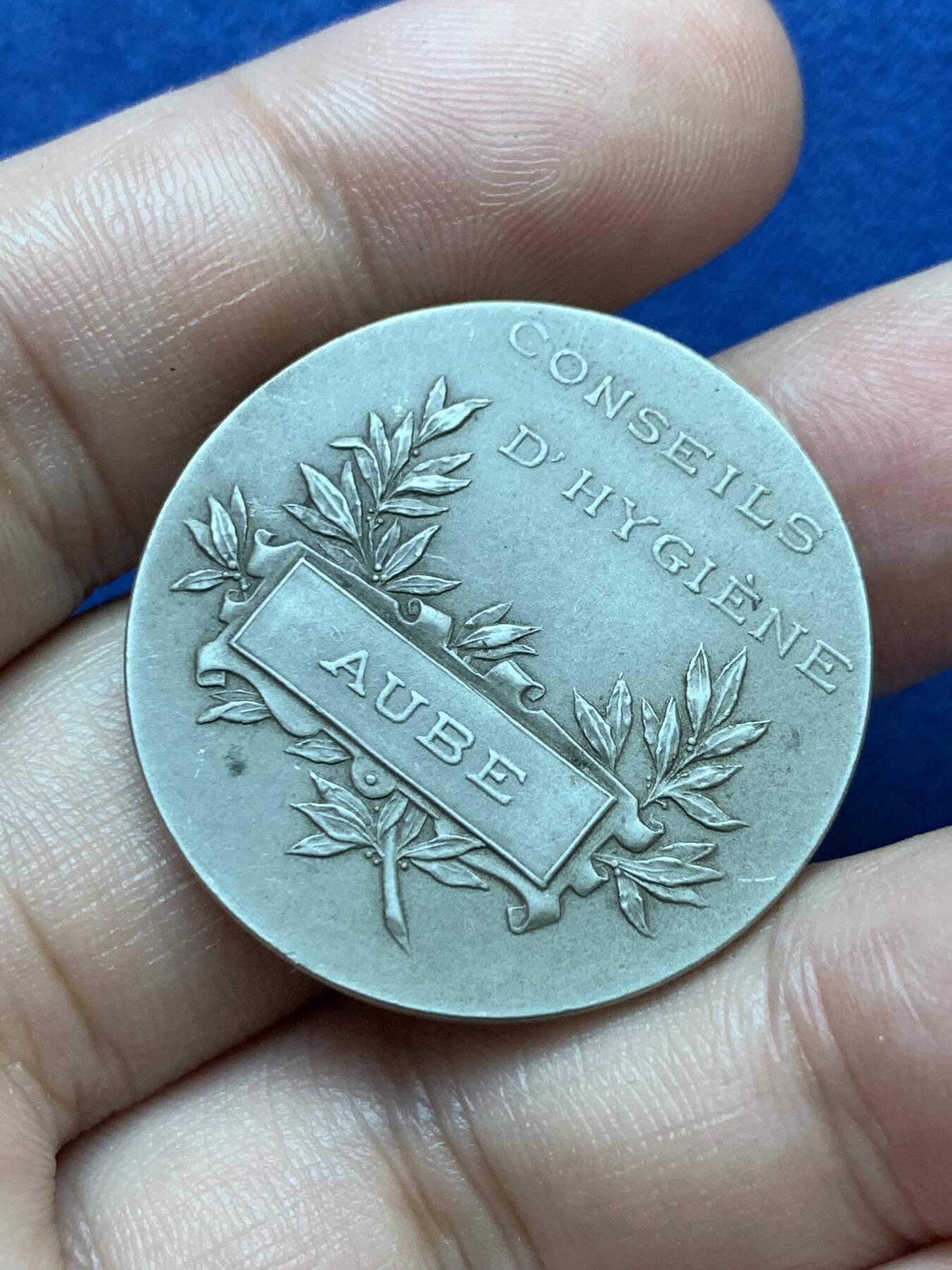 《竞宝斋》第293场- 周日，周一  2场连拍 （全场包邮） 法国卫生部代币 材质镍银（白铜） 32.2mm 15.76g 丰饶角+mchor边铭 少见材质