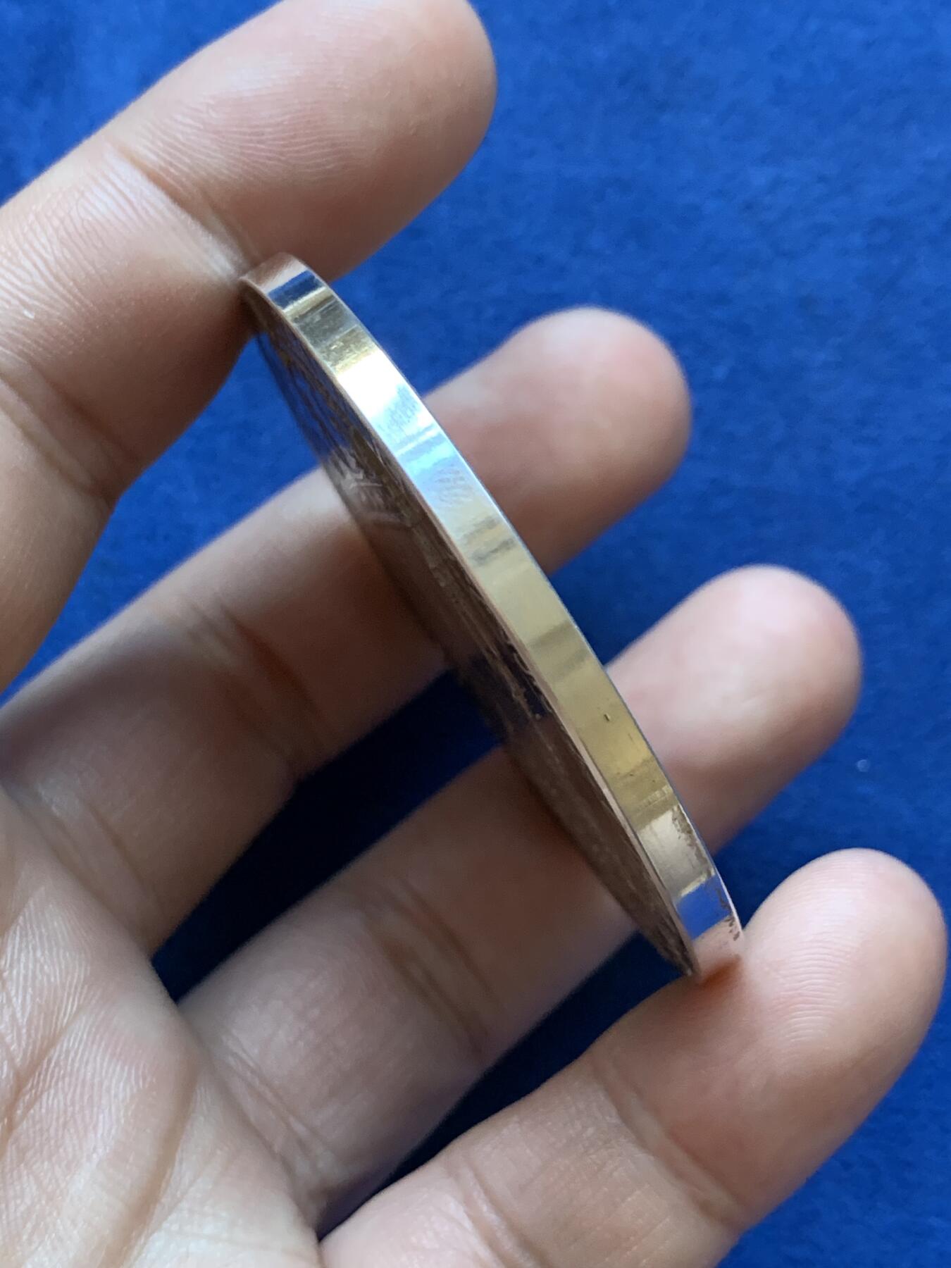 《竞宝斋》第293场- 周日，周一  2场连拍 （全场包邮） 英国1902年爱德华七世登基加冕纪念大银章 原盒，淡淡的黄油彩，自然好味道，品相和光度状态俱佳 55.6mm 86.2g