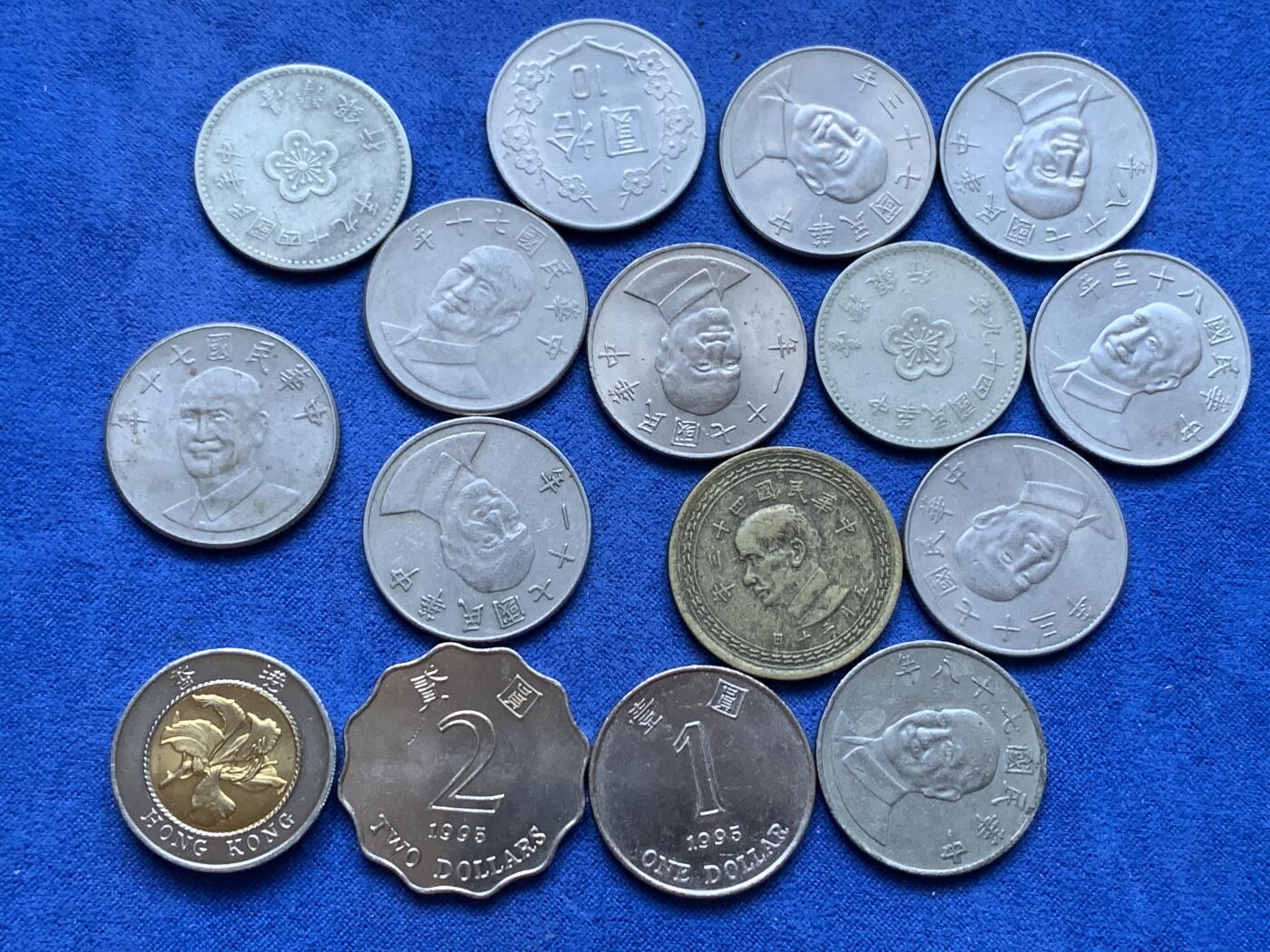 《竞宝斋》第293场- 周日，周一  2场连拍 （全场包邮） 16枚一组 港澳台流通币套装 明细：好品巧克力包浆地瓜五角1枚＋早期民国49年份兰花一元2枚+蒋介石像10元台币10枚＋全新卷拆香港流通币3枚