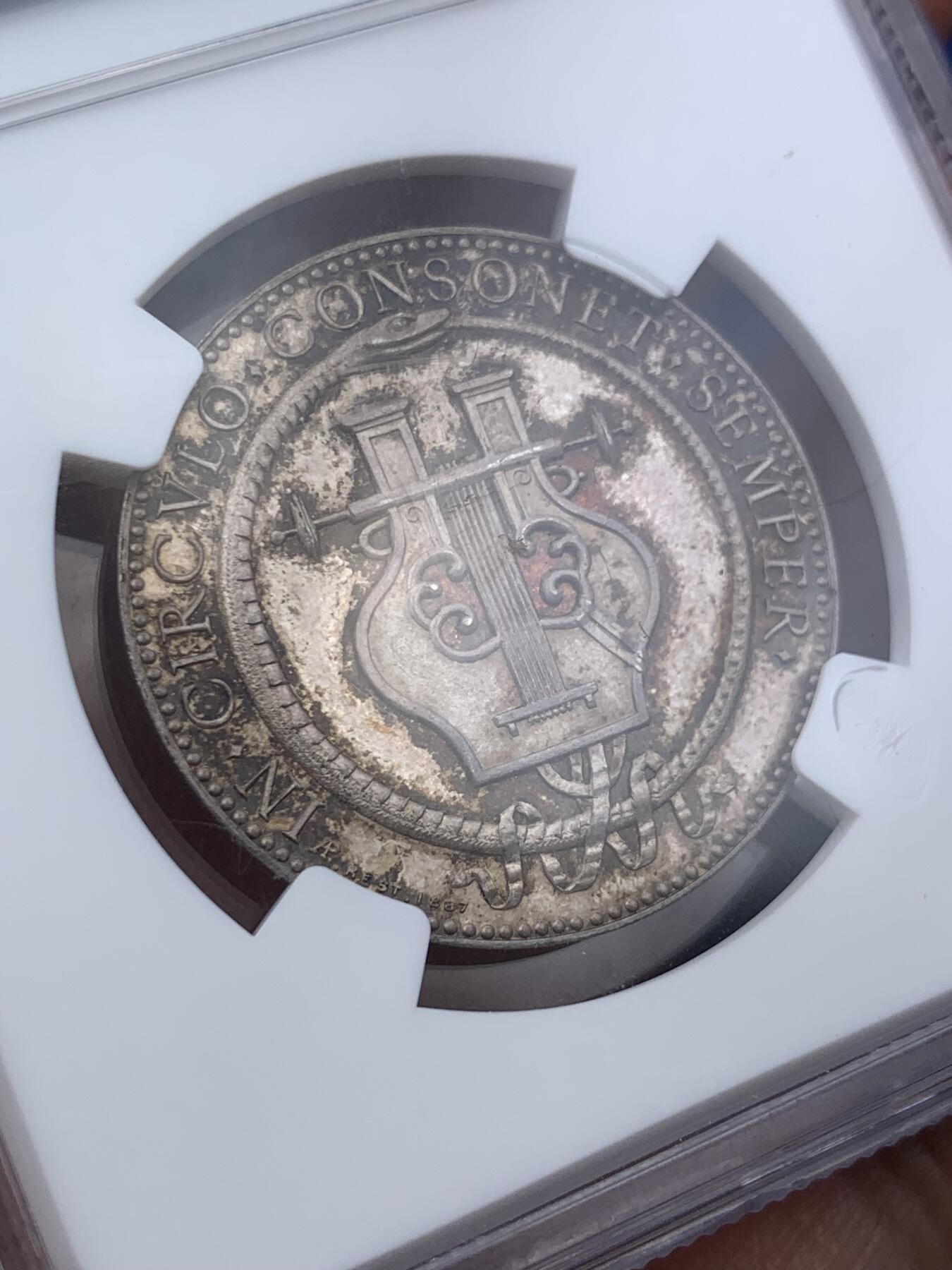 《竞宝斋》第293场- 周日，周一  2场连拍 （全场包邮） NGC MS63 法国1809年小狮子银质代币 高浮雕，镜面五彩，包浆恰到好处。狮子景物细节精制，鬃毛纤毫毕现。高分稀见，值得珍藏