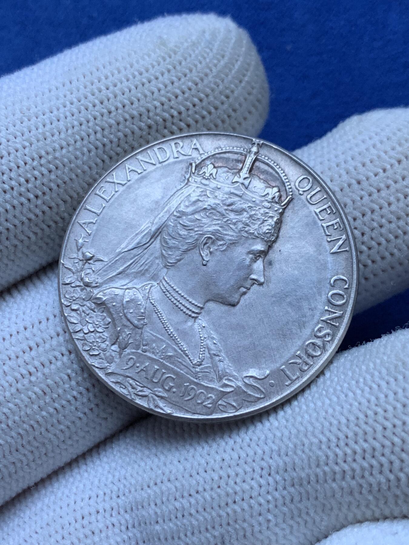 《竞宝斋》第293场- 周日，周一  2场连拍 （全场包邮） 英国1902年爱德华七世登基加冕小银章 附带原信封纸袋 品相佳