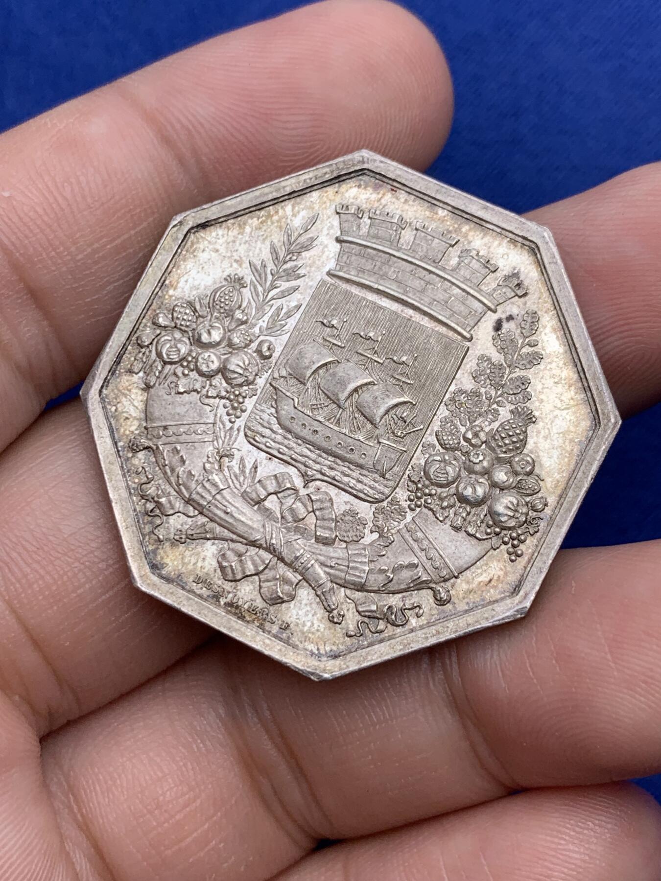 《竞宝斋》第293场- 周日，周一  2场连拍 （全场包邮） 法国巴黎商会八角银质代币 直径36.4mm 重20.9克 手指边铭