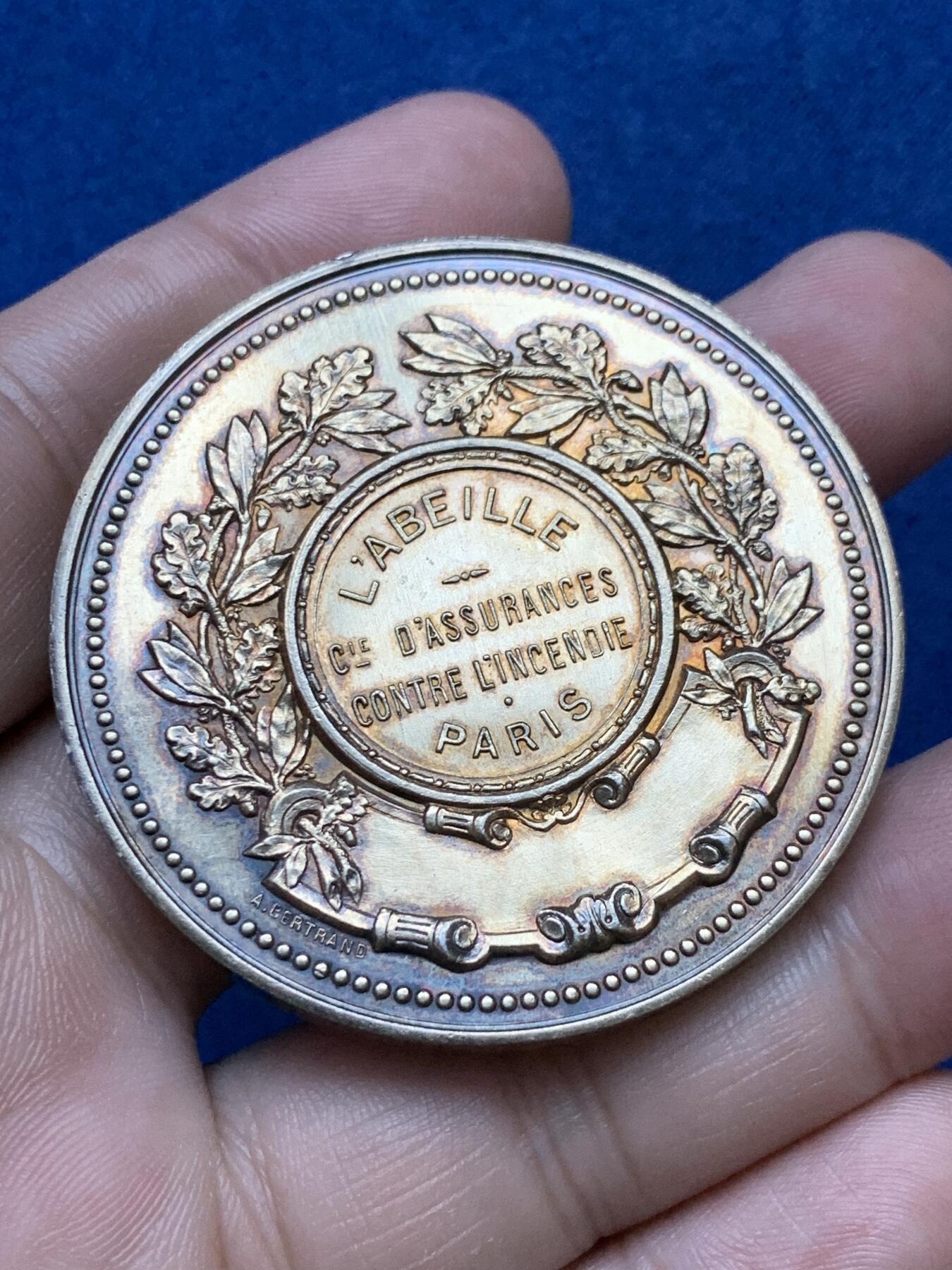 《竞宝斋》第293场- 周日，周一  2场连拍 （全场包邮） 18-19世纪法国巴黎鎏金大银章 直径50.5mm 重量66.5g 高点很不错 细节见图