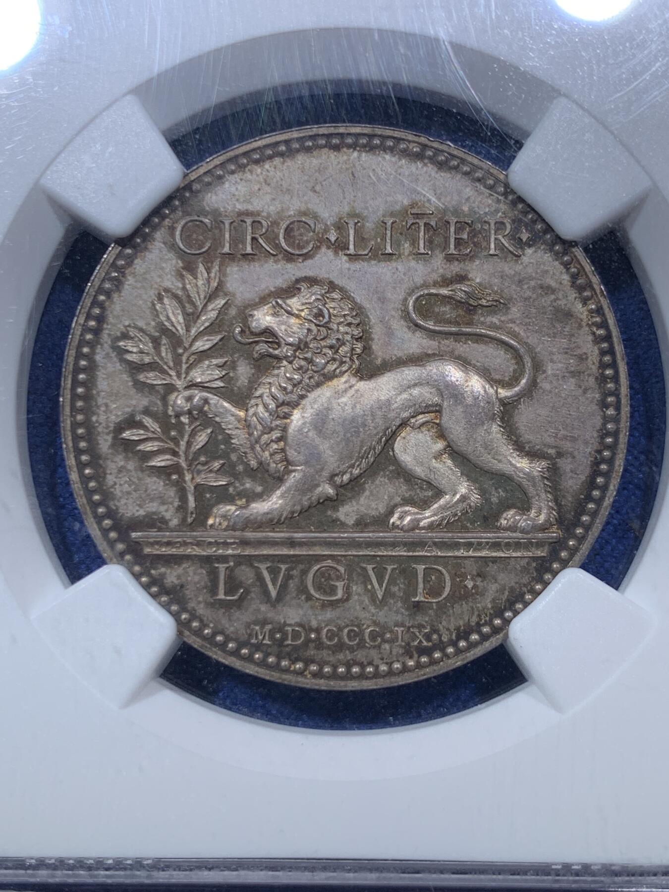 《竞宝斋》第293场- 周日，周一  2场连拍 （全场包邮） NGC MS63 法国1809年小狮子银质代币 高浮雕，镜面五彩，包浆恰到好处。狮子景物细节精制，鬃毛纤毫毕现。高分稀见，值得珍藏