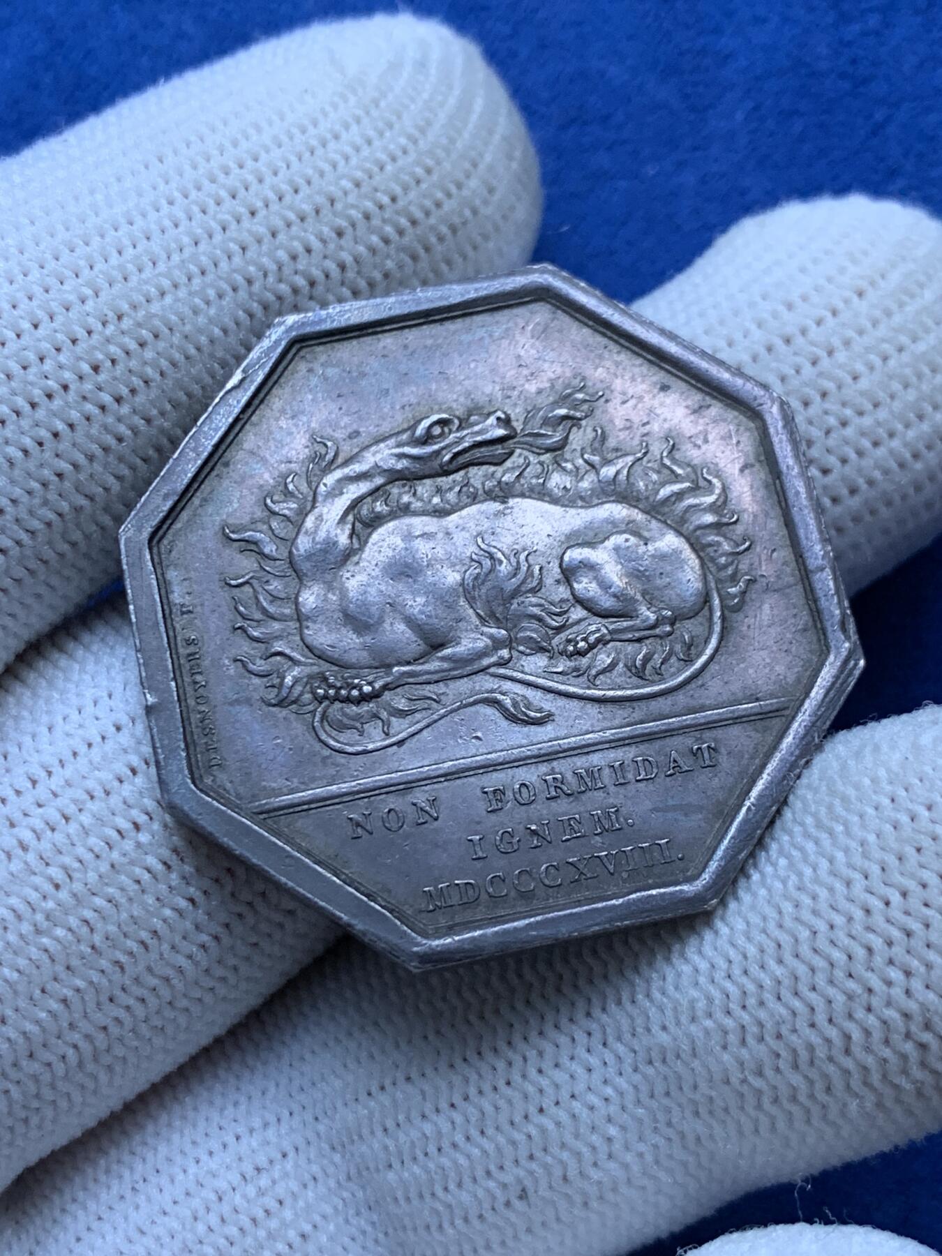 《竞宝斋》第293场- 周日，周一  2场连拍 （全场包邮） 法国1817巴黎火灾互助保险公司八角银代币 经典大火龙 16.3g 33.7mm 无边铭 老包浆五彩